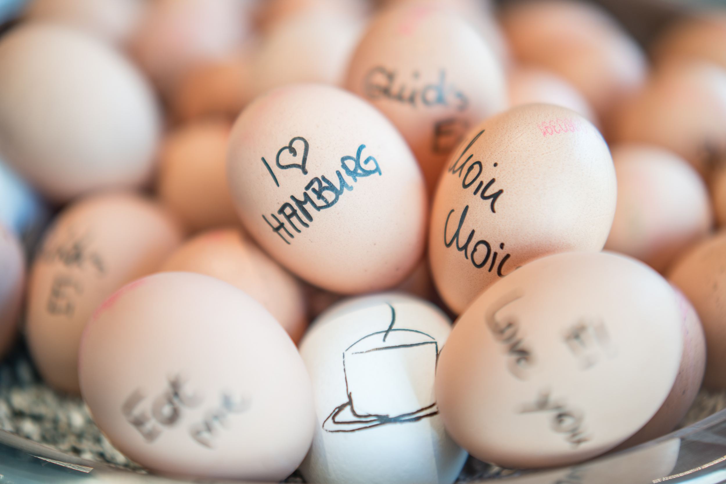 Hotel Hamburg Altona Motel One Nahaufnahme bemalte Eier am Frühstücksbuffet