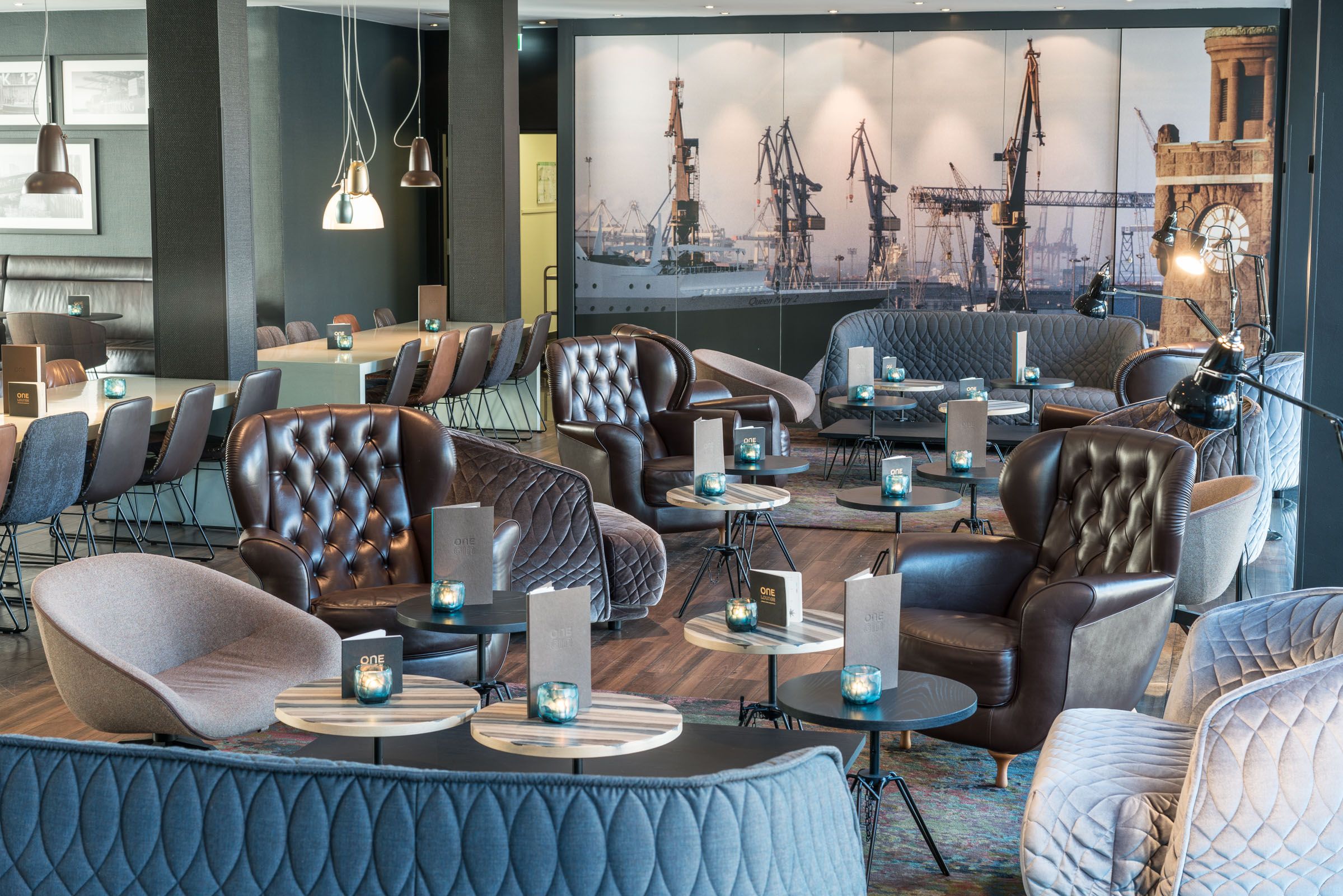 Hotel Hamburg Altona Motel One große Lounge mit zahlreichen Sitzgelegenheiten zum Verweilen