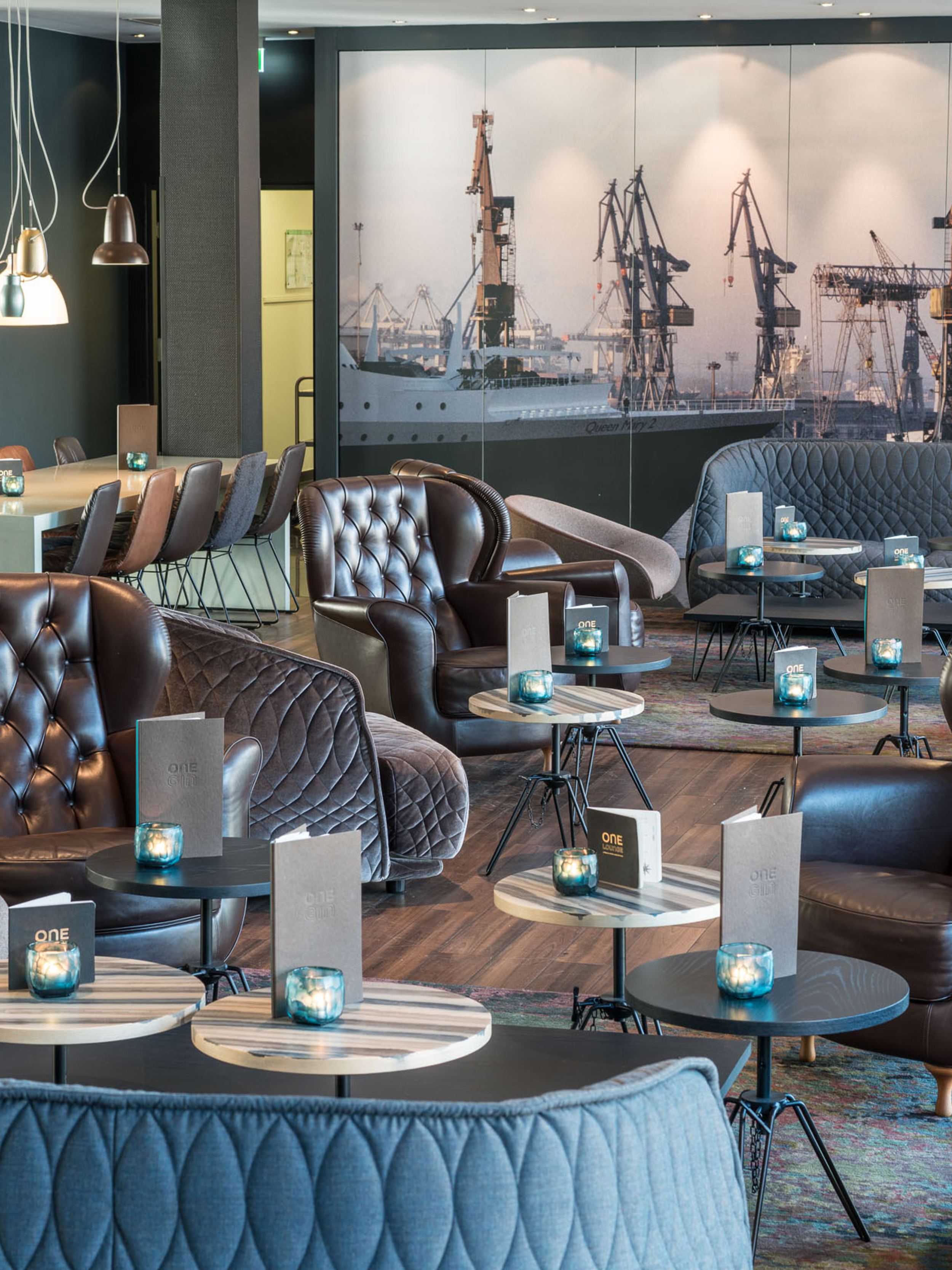 Hotel Hamburg Altona Motel One große Lounge mit zahlreichen Sitzgelegenheiten zum Verweilen