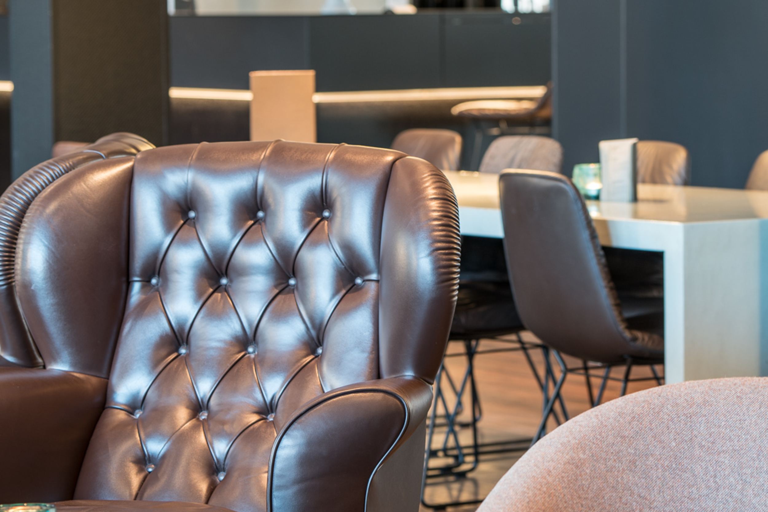 Hotel Hamburg Altona Motel One Nahaufnahme auf braunen Sessel in heller Lounge