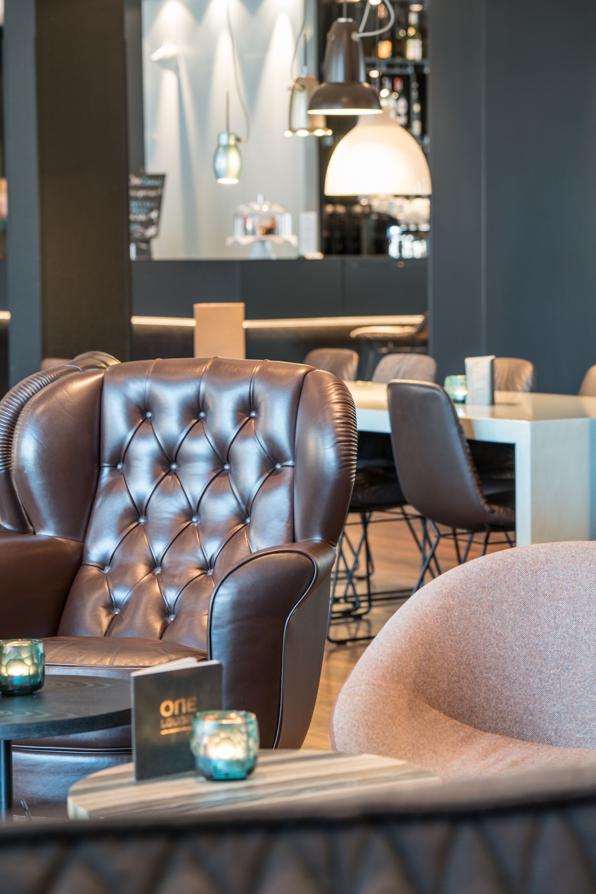 Hotel Hamburg Altona Motel One Nahaufnahme auf braunen Sessel in heller Lounge