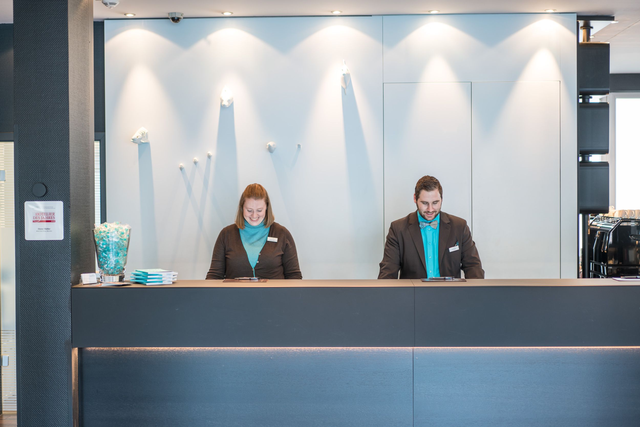 Hotel Hamburg Altona Motel One Rezeption mit zwei Mitarbeitenden