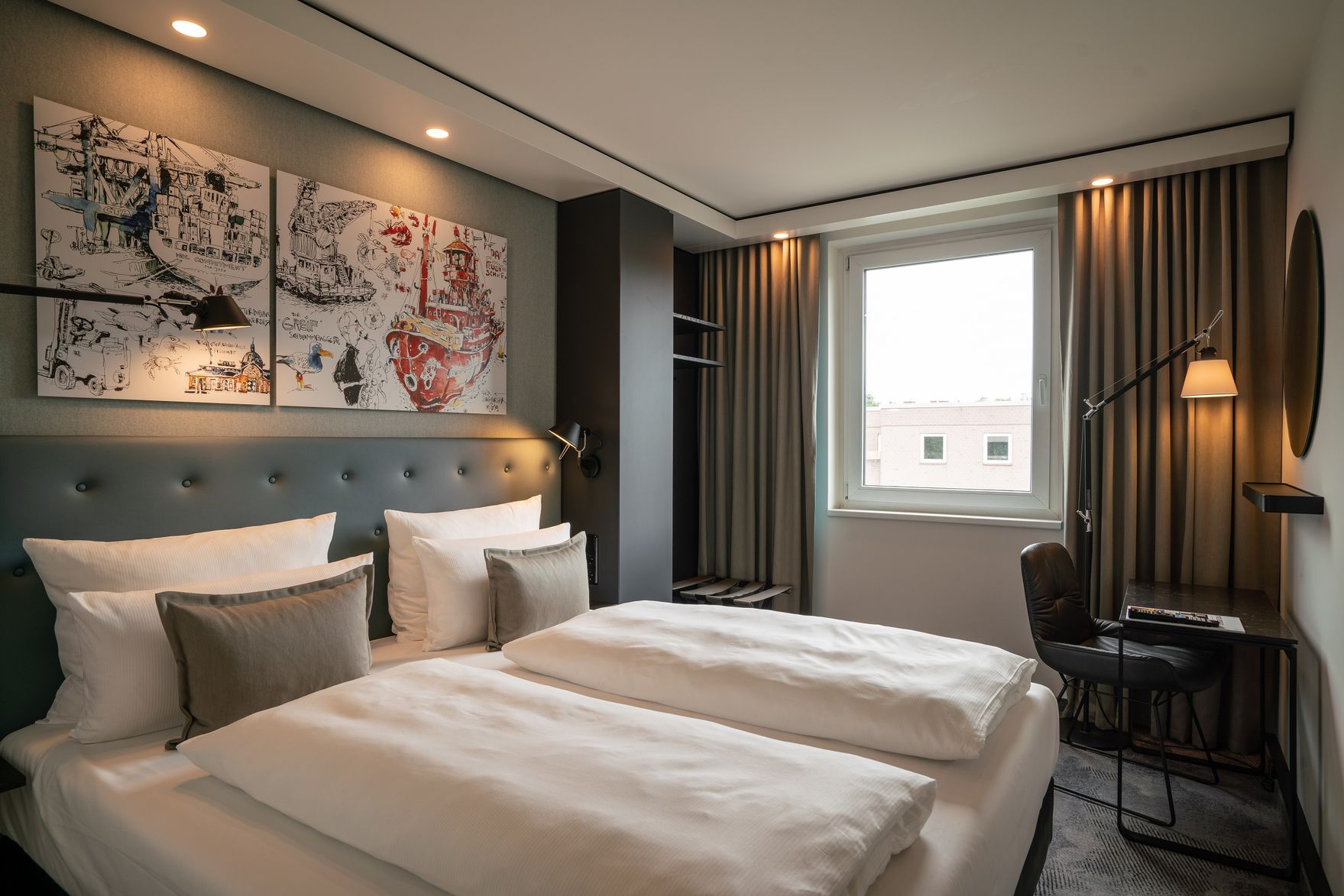 Hotel Hamburg Altona Motel One seitlicher Blick in lichtdurchflutetes Doppelzimmer mit geräumigem Bett