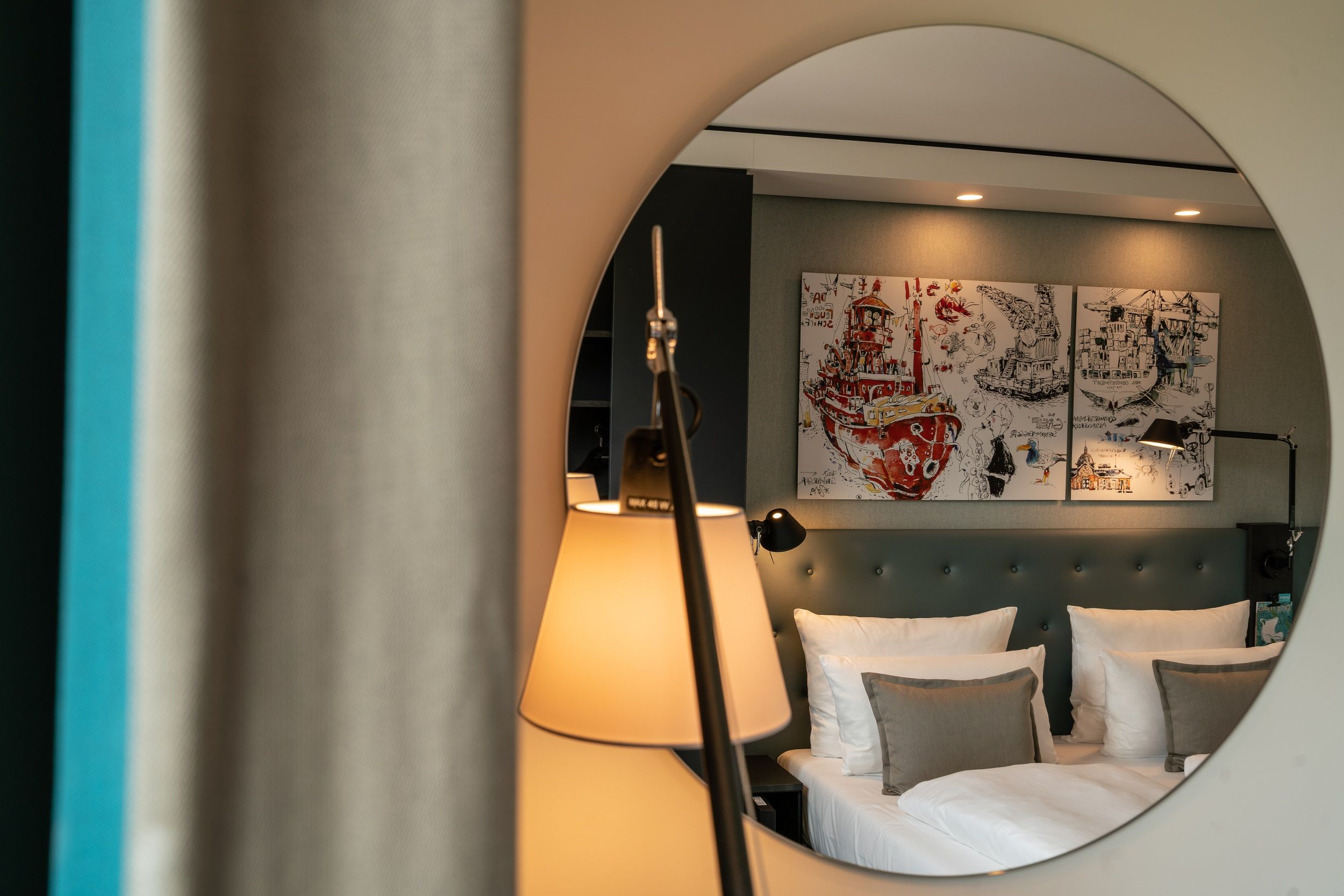 Hotel Hamburg Altona Motel One Blick durch runden Spiegel auf großes Doppelbett