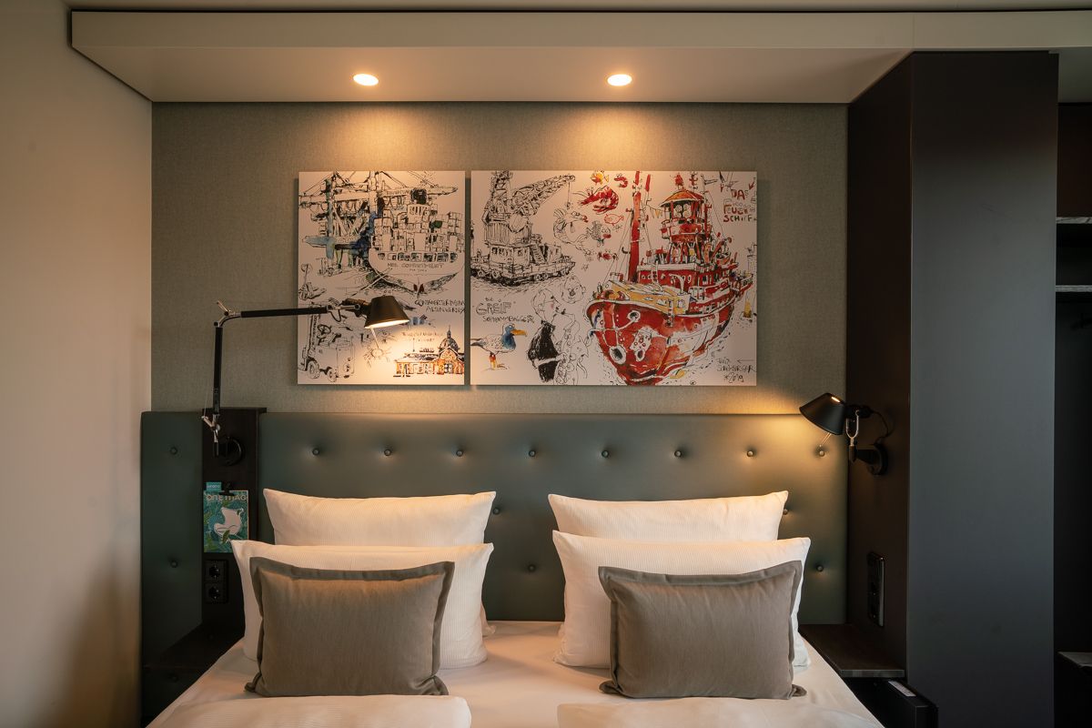 Hotel Hamburg Altona Motel One Doppelbett mit großem Wandgemälde über dem Bett