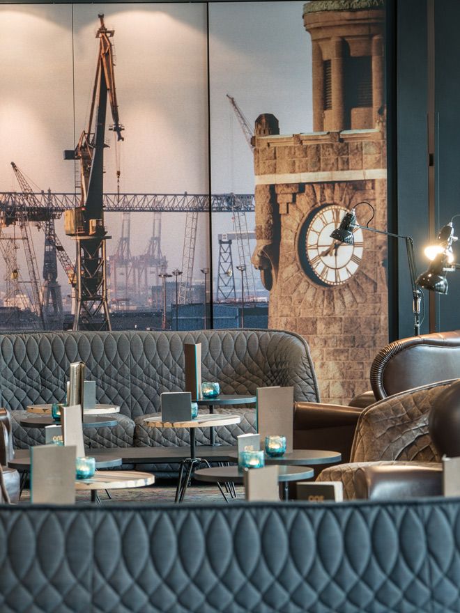 Desinghotel Hamburg Altona Motel One helle Lounge mit Sofas und Sesseln
