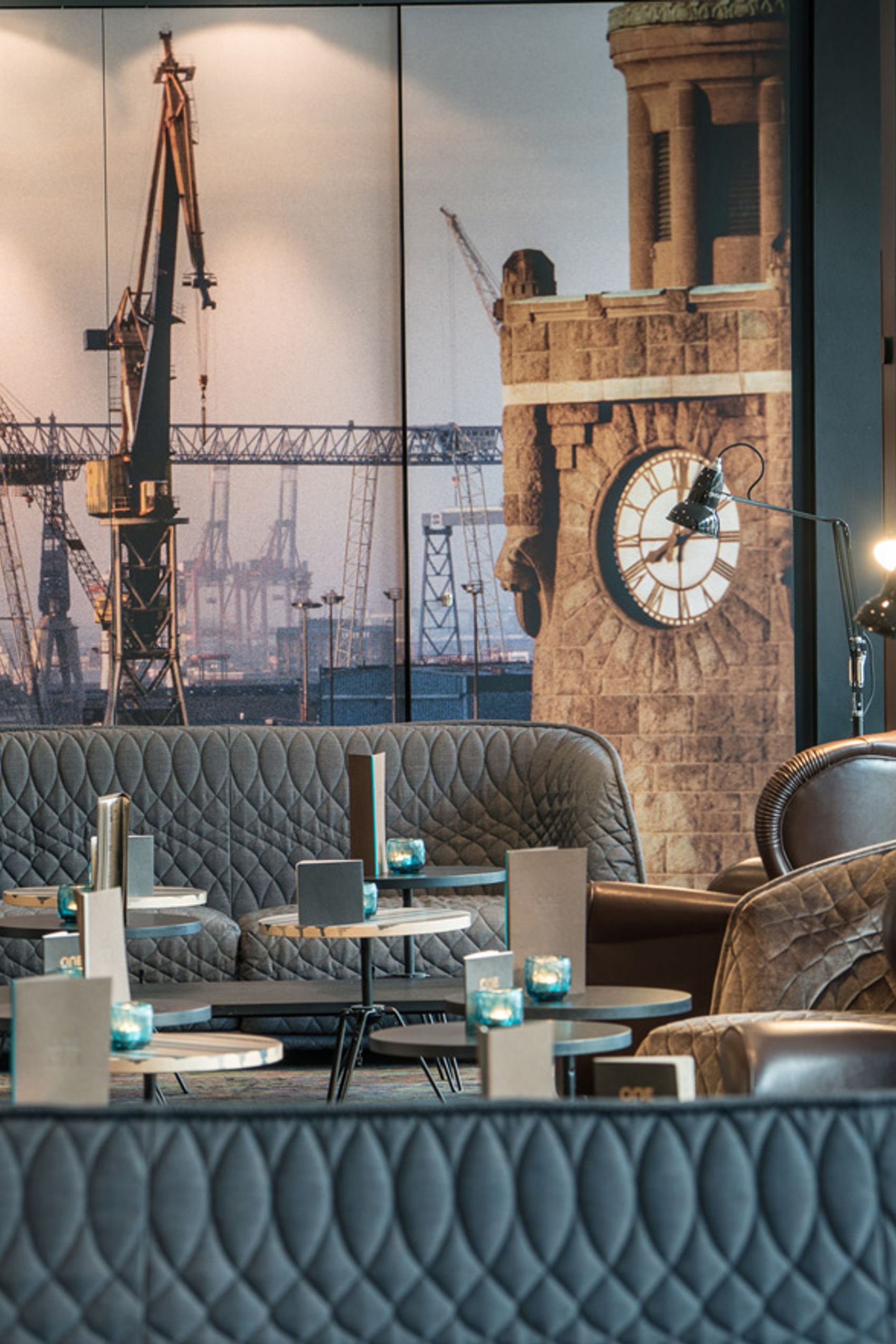 Desinghotel Hamburg Altona Motel One helle Lounge mit Sofas und Sesseln
