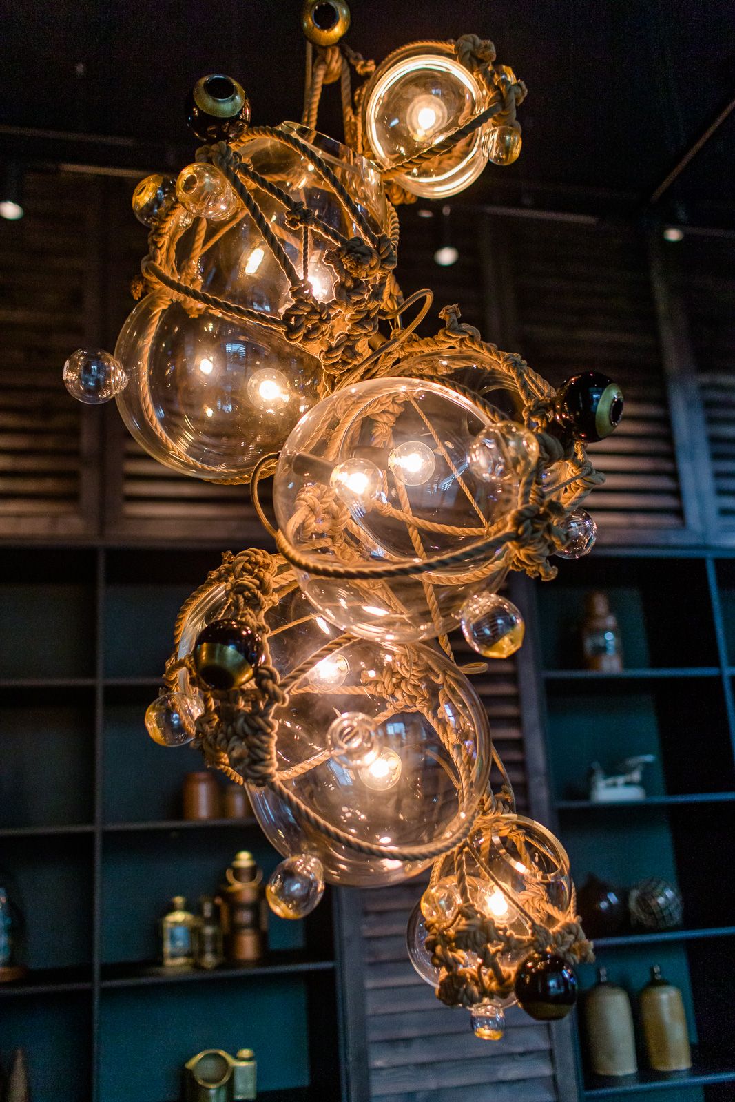 Hotel Hamburg Fleetinsel Motel One Nahaufnahme Deckenlampe in besonderem Design mit großem Seil umschlungen