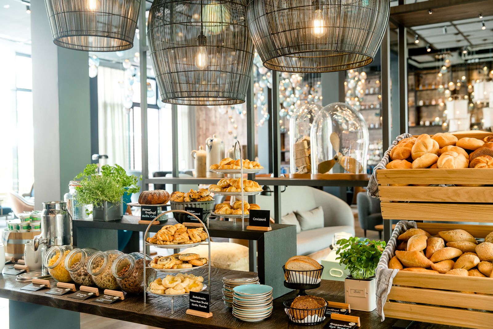 Hotel Hamburg Fleetinsel Motel One lichtdurchfluteter Raum mit Frühstücksbuffet