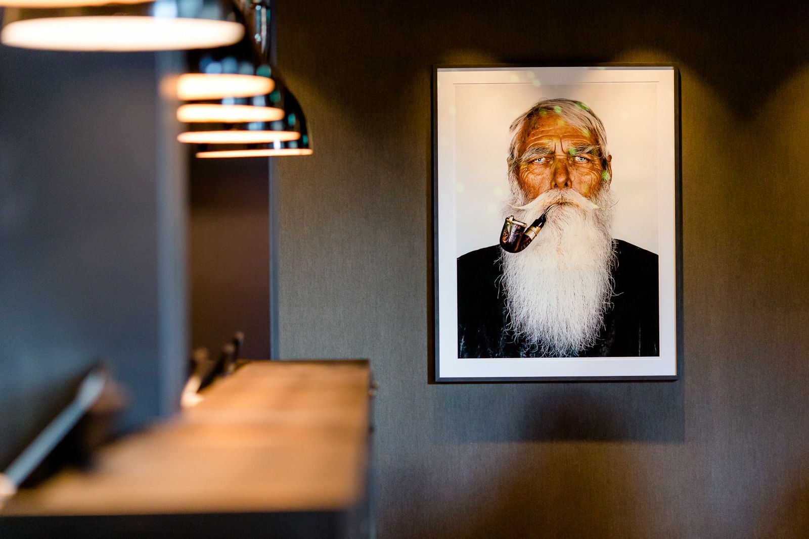 Hotel Hamburg Fleetinsel Motel One Bild von älterem Herr mit langem, weißen Bart und Zigarre im Mund