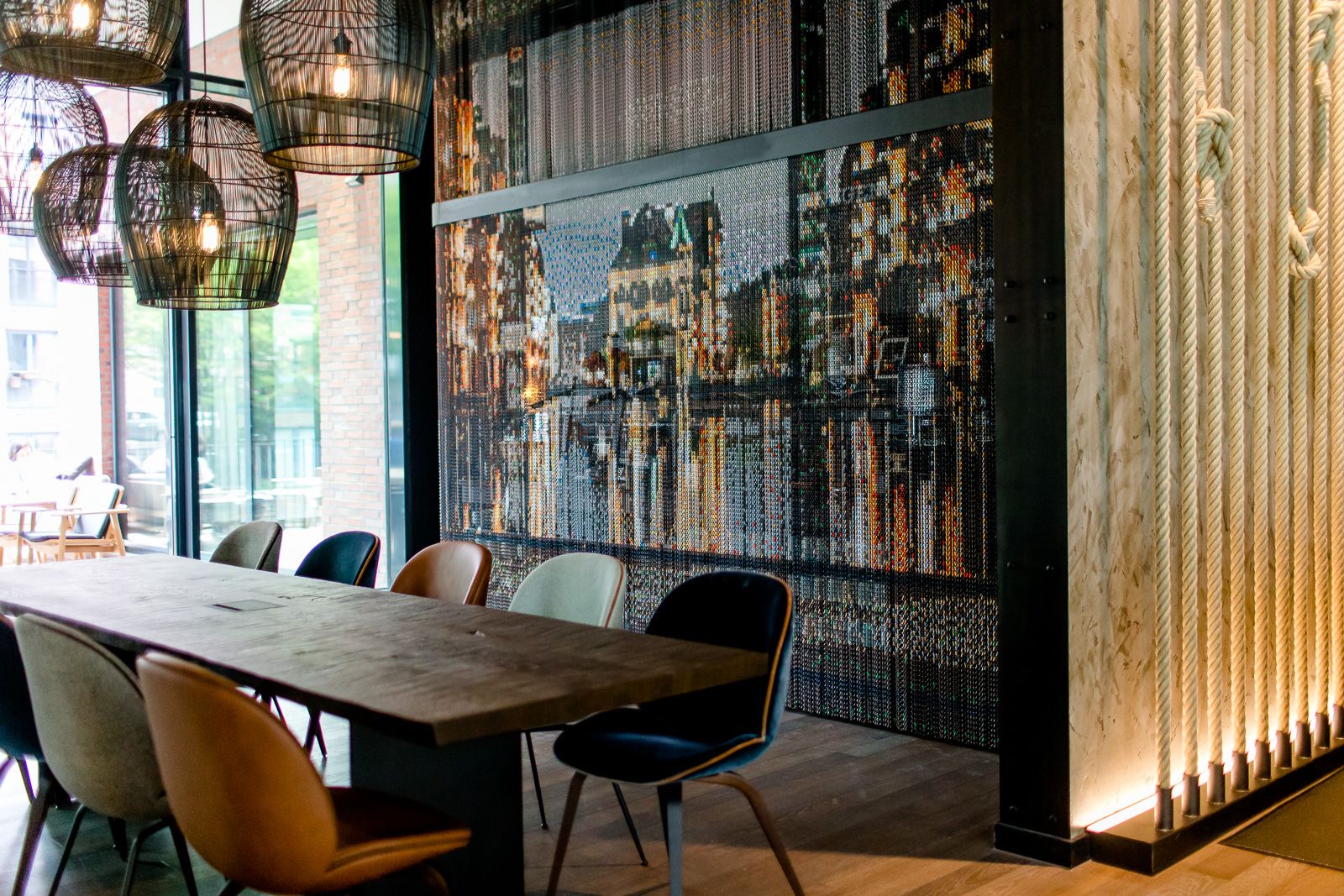 Hotel Hamburg Fleetinsel Motel One heller Raum mit langem Tisch und mehreren Stühlen