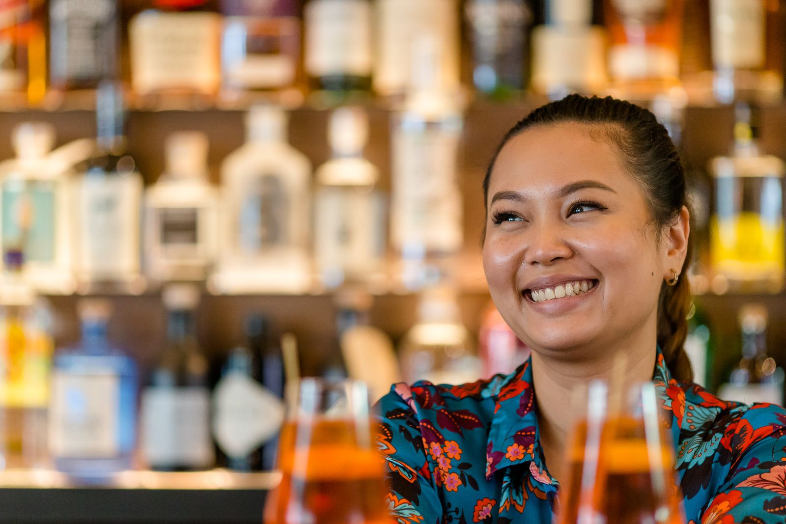 Hotel Hamburg Fleetinsel Motel One Nahaufnahme einer lächelnden Barkeeperin an der Bar