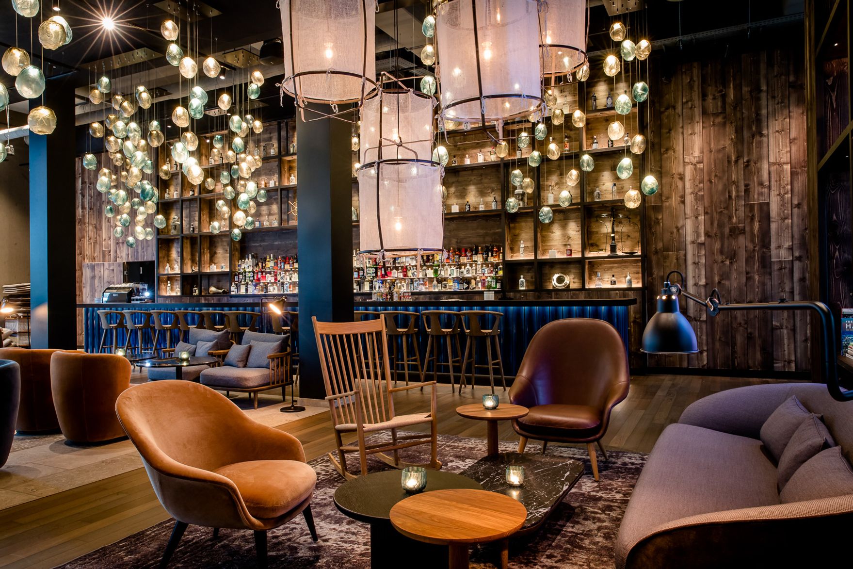 Hotel Hamburg Fleetinsel Motel One Lounge mit Sitzgelegenheiten und große Bar im Hintergrund