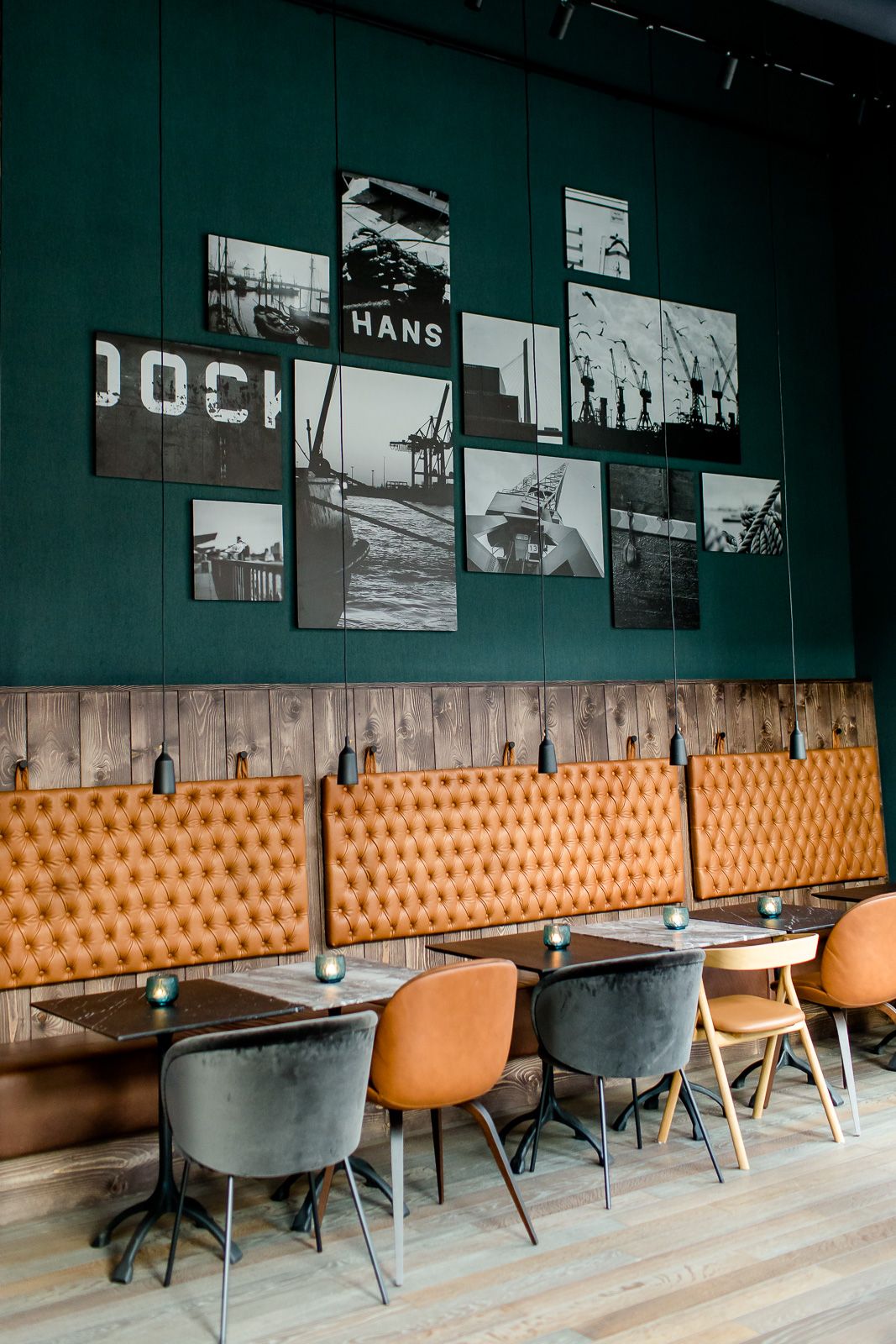 Hotel Hamburg Fleetinsel Motel One heller Raum mit mehreren Tischen und Stühlen