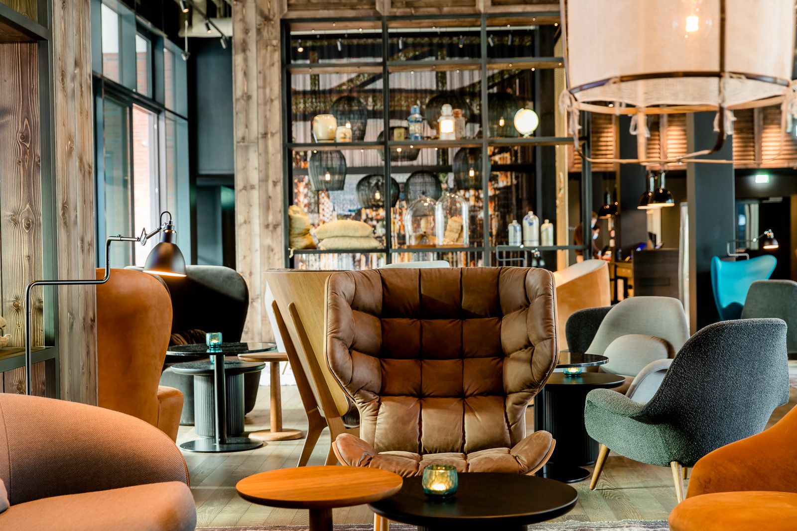 Hotel Hamburg Fleetinsel Motel One lichtdurchflutete Lounge mit mehreren Sesseln und Beistelltischen