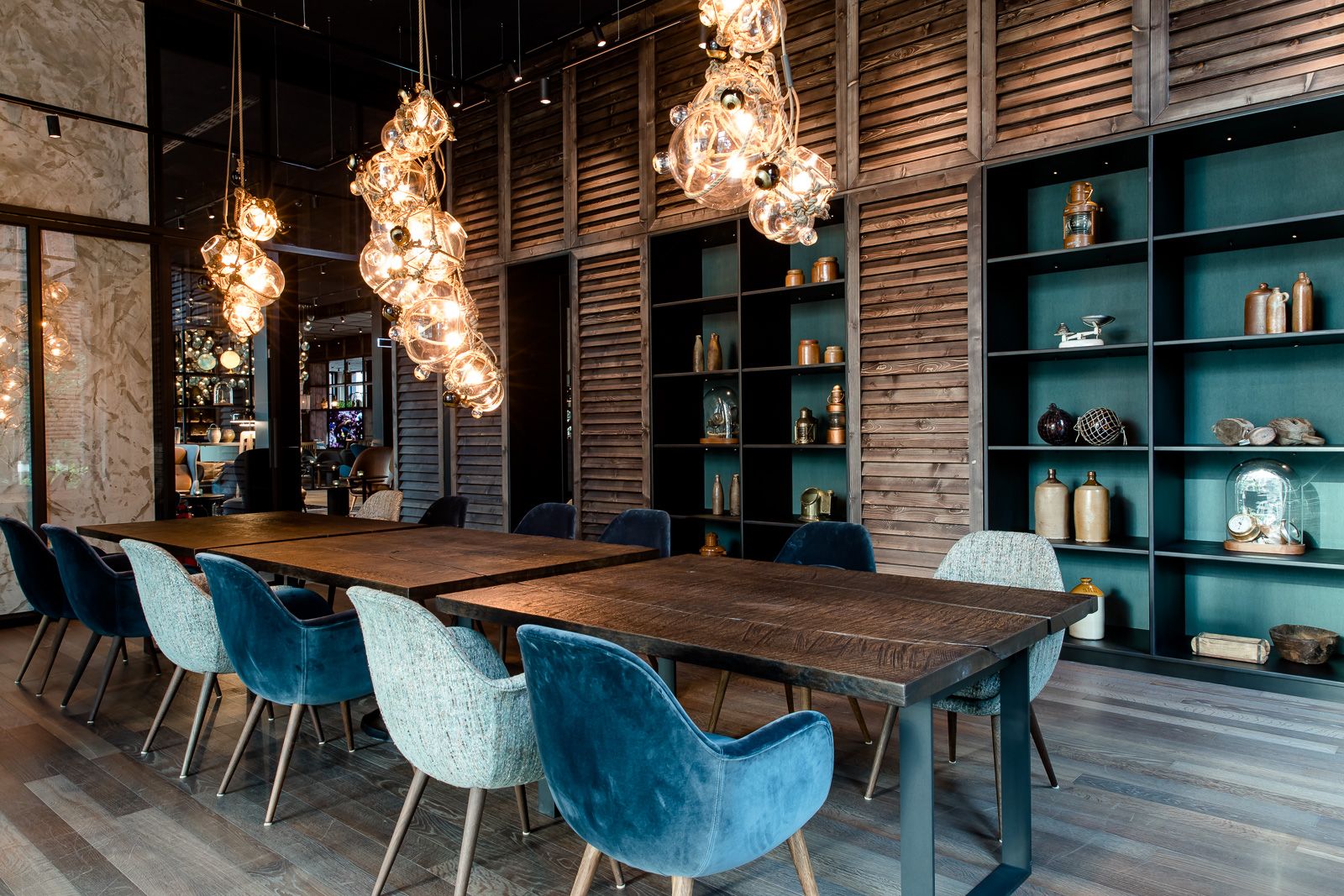 Hotel Hamburg Fleetinsel Motel One großer Raum mit Blick auf drei Tische mit je vier Stühlen