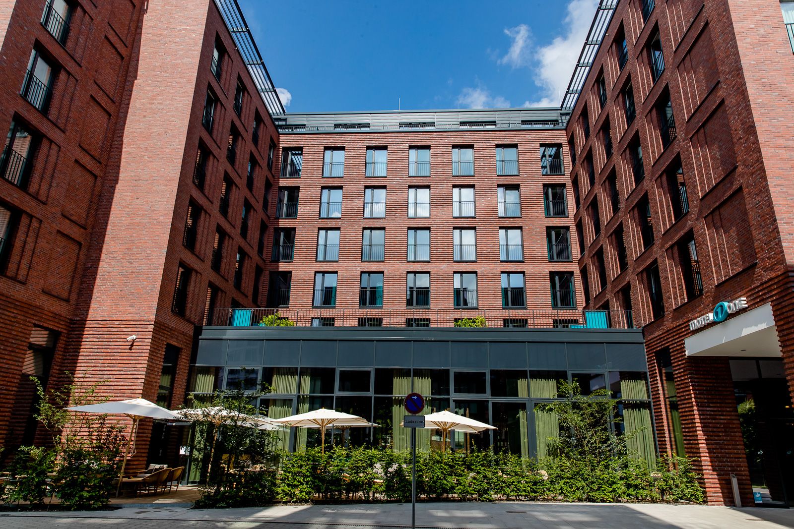 Hotel Hamburg Fleetinsel Motel One Blick von außen auf großes Gebäude