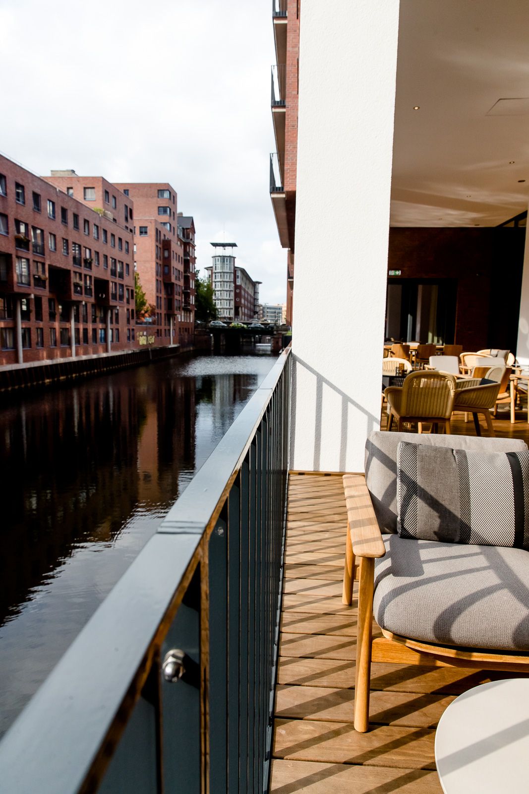 Hotel Hamburg Fleetinsel Motel One Terrasse mit Blick auf die Alster