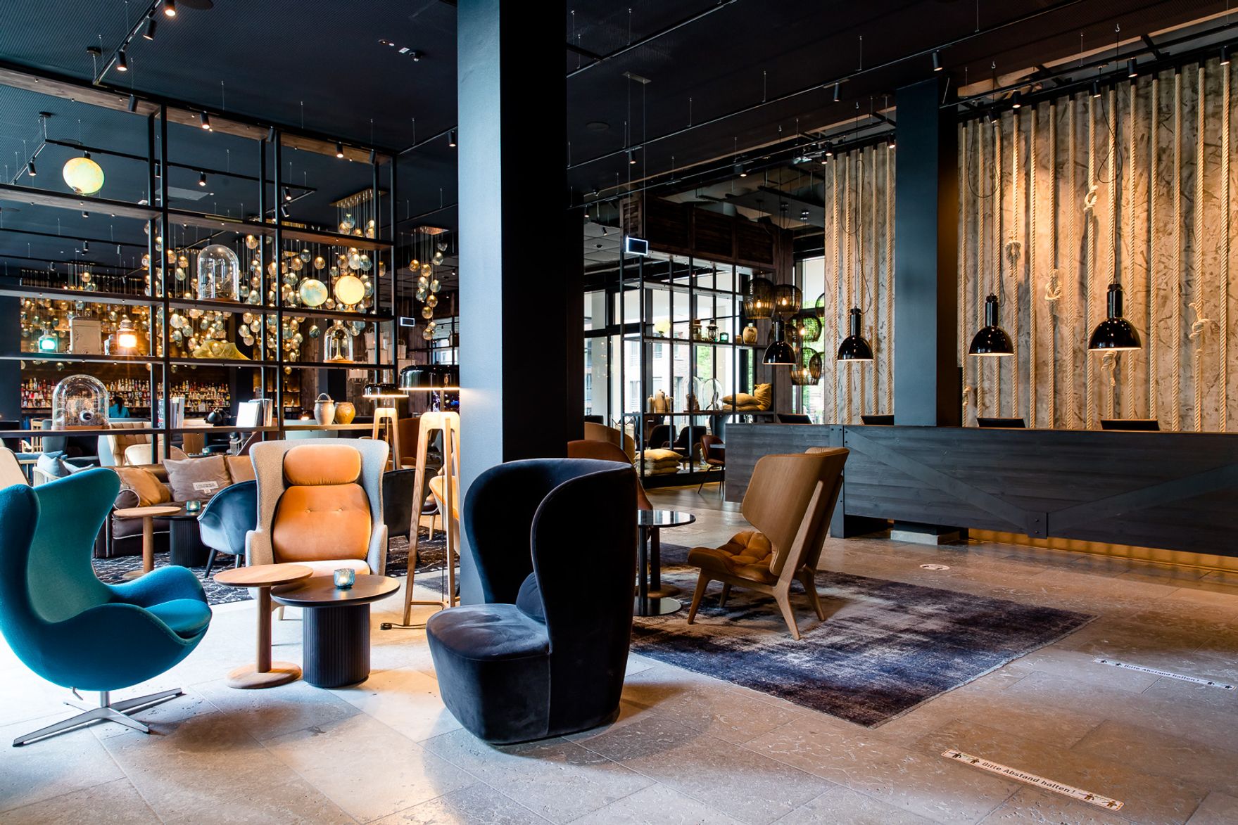 Hotel Hamburg Fleetinsel Motel One lichtdurchfluteter Raum mit Rezeption und Lounge
