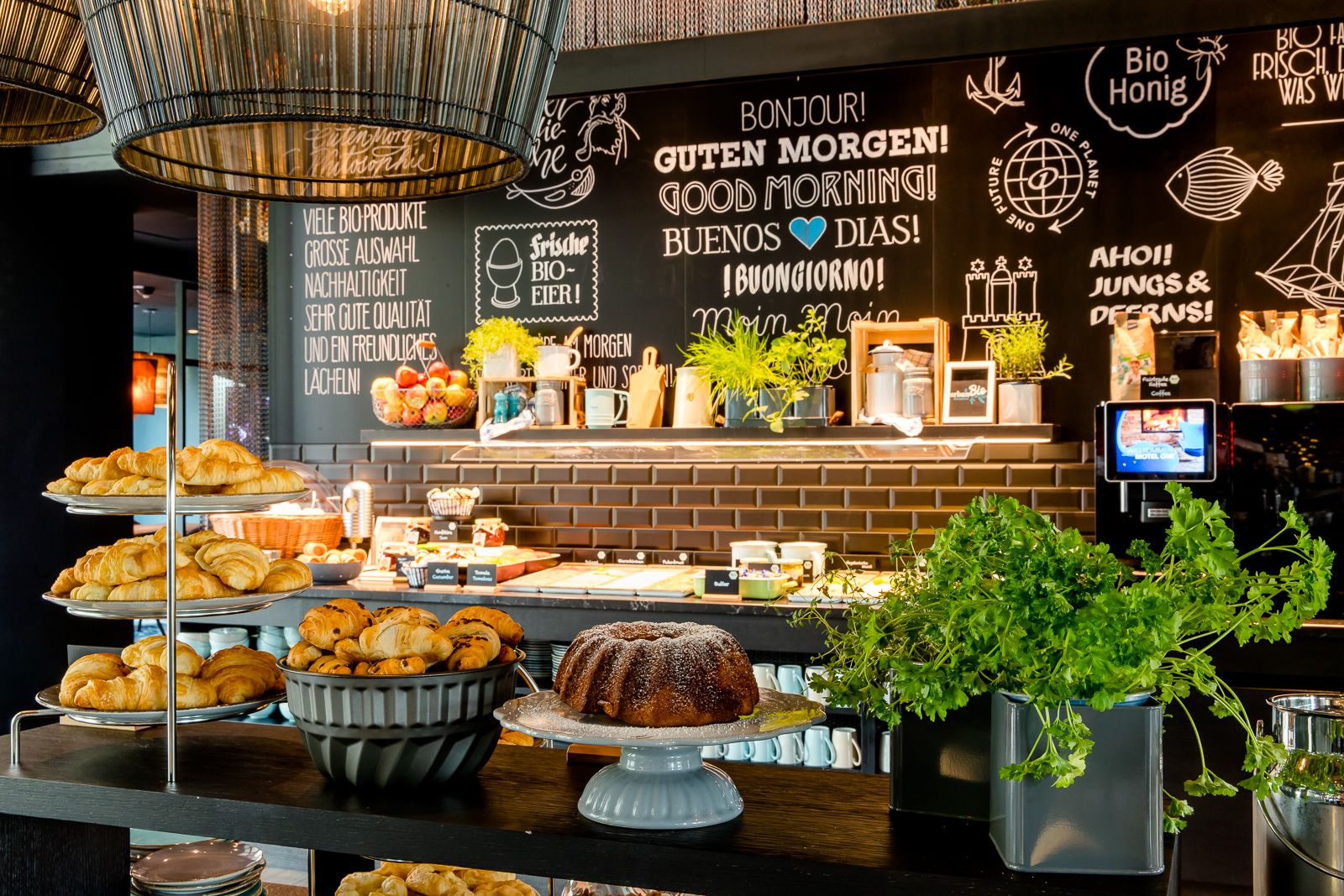 Hotel Hamburg Fleetinsel Motel One Frühstücksbuffet mit großer Auswahl an Speisen und Getränken