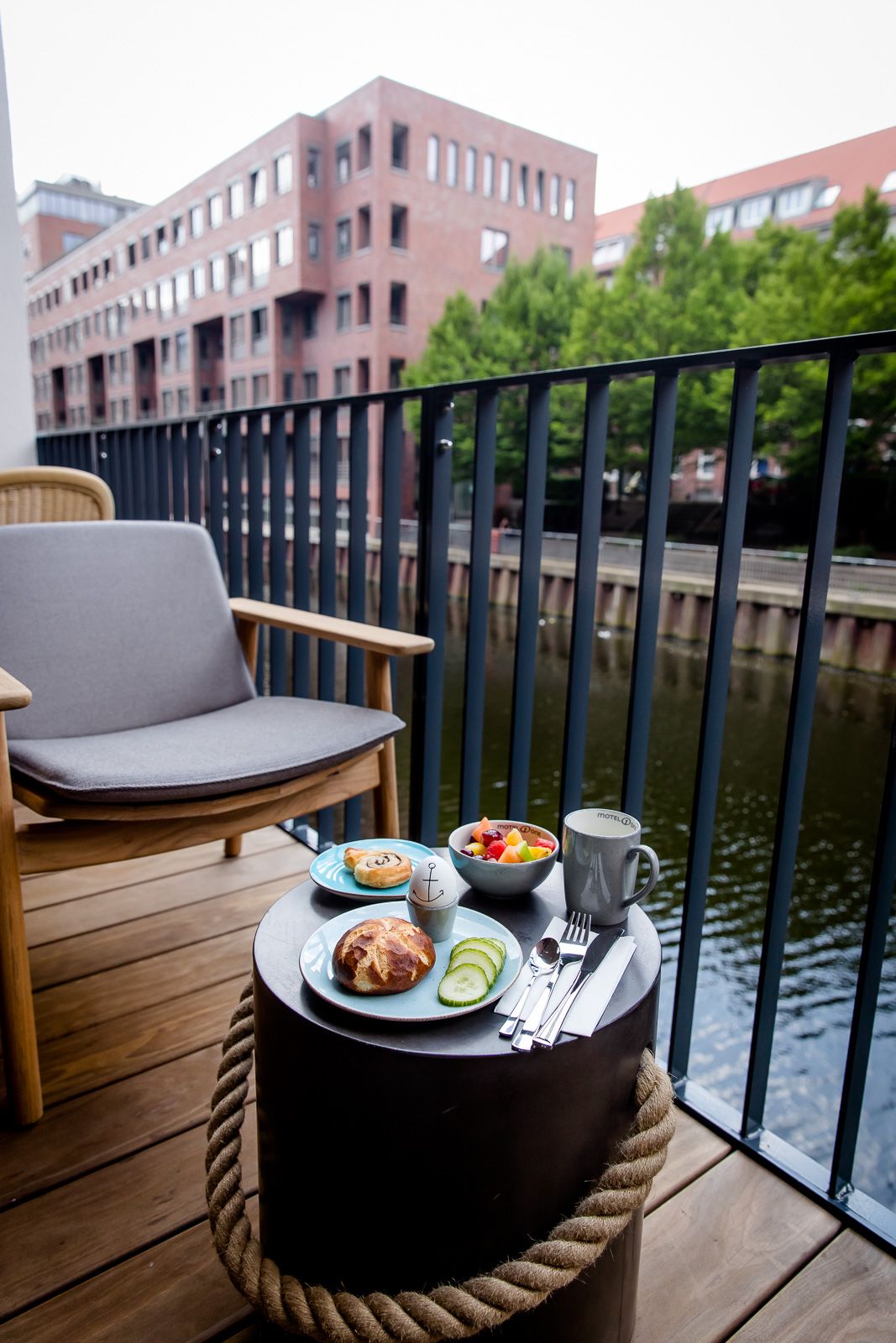 Designhotel Hamburg Fleetinsel Motel One Außenbereich mit gedecktem Frühstückstisch