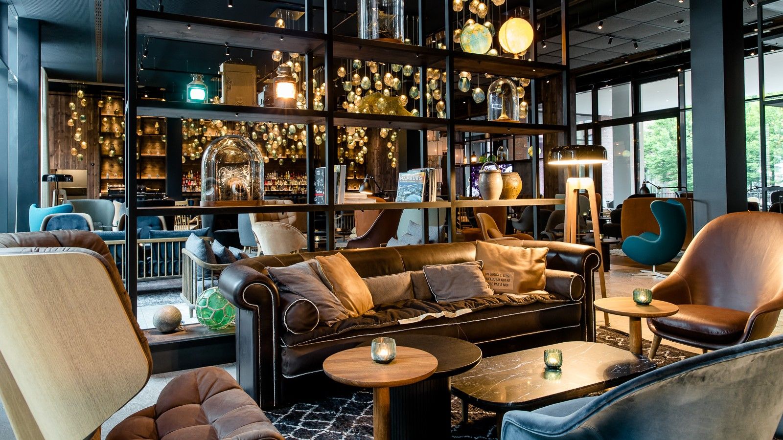 hotel Hamburg Fleetinsel Motel One light-flooded lounge with armchairs and sofas