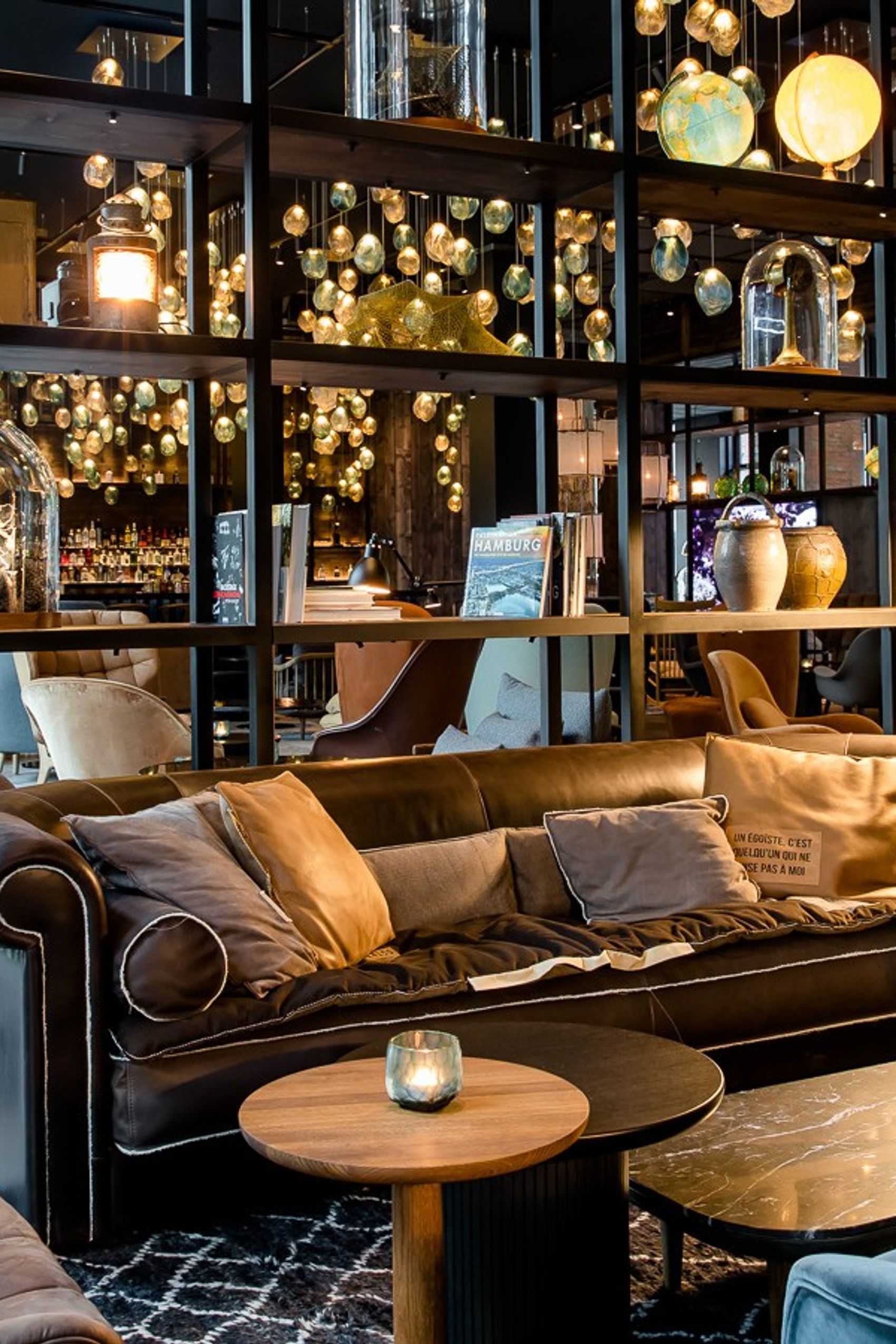 Hotel Hamburg Fleetinsel Motel One lichtdurchflutete Lounge mit Sesseln und Sofas