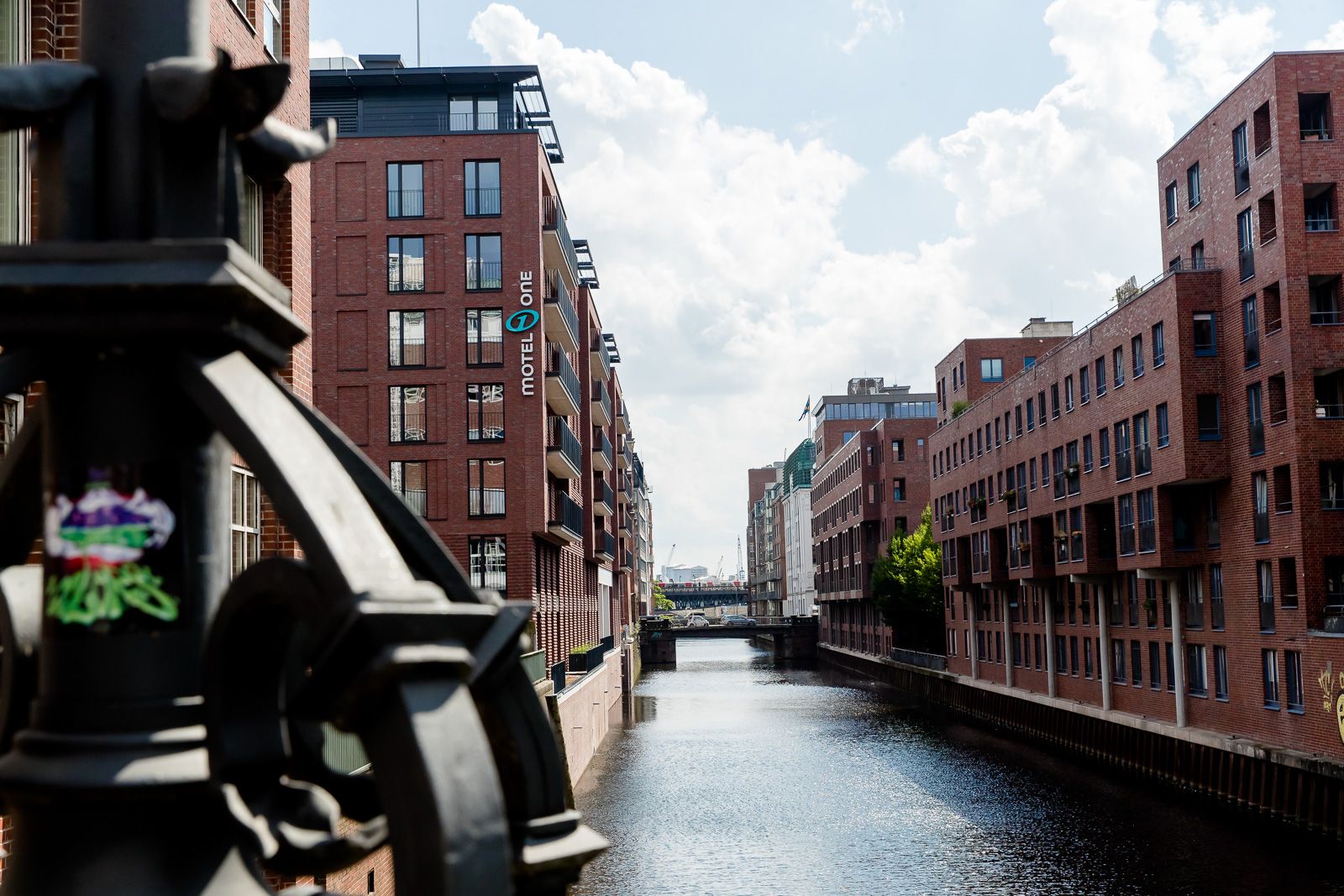 Designhotel Hamburg Fleetinsel Motel One Blick vom Wasser auf die Fassade