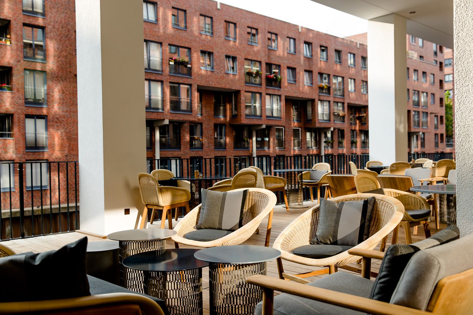 Hotel Hamburg Fleetinsel Motel One helle Terrasse mit zahlreichen Sitzgelegenheiten