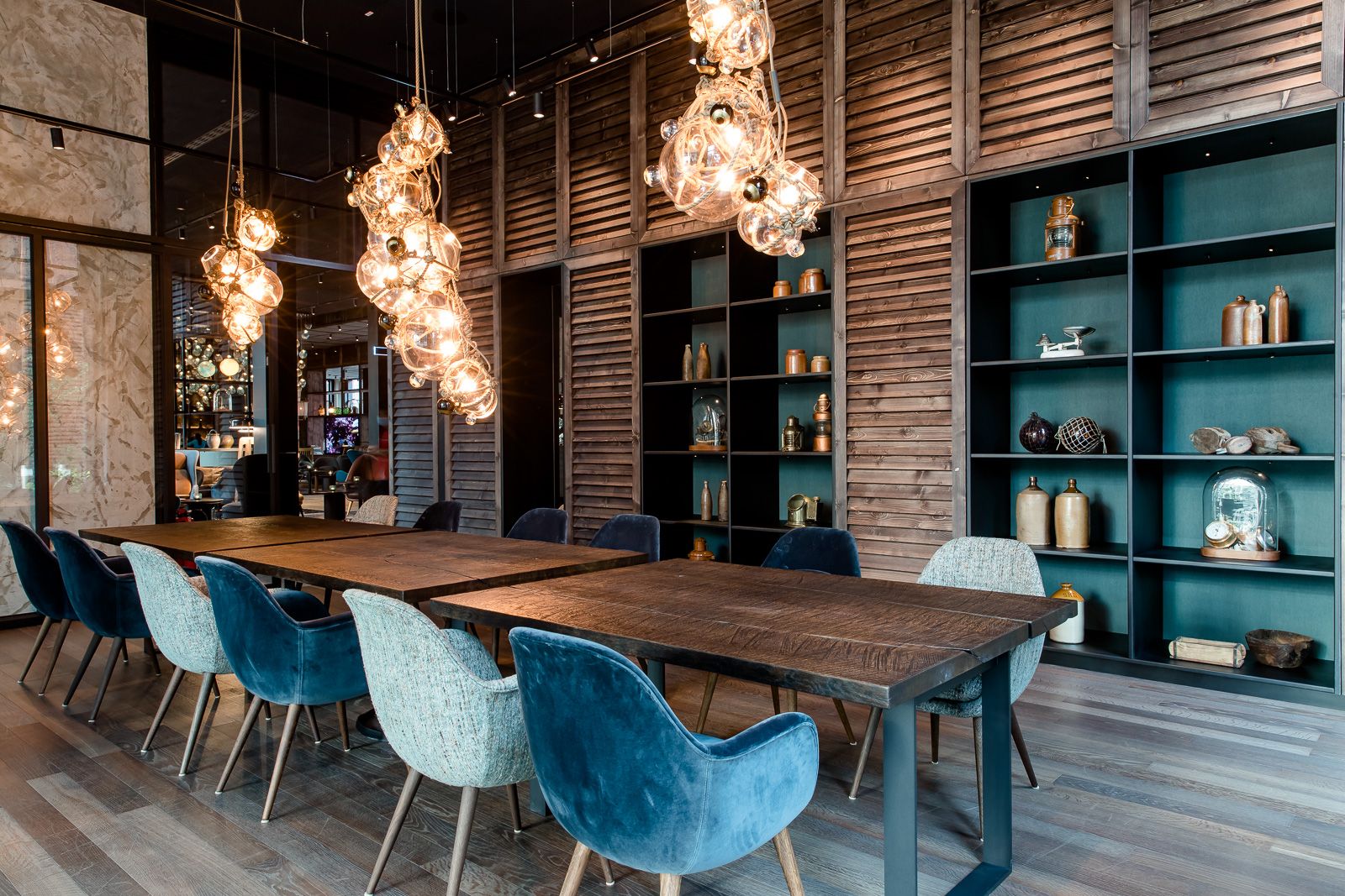 Hotel Hamburg Fleetinsel Motel One heller Raum mit mehreren Tischen und Stühlen zum Verweilen