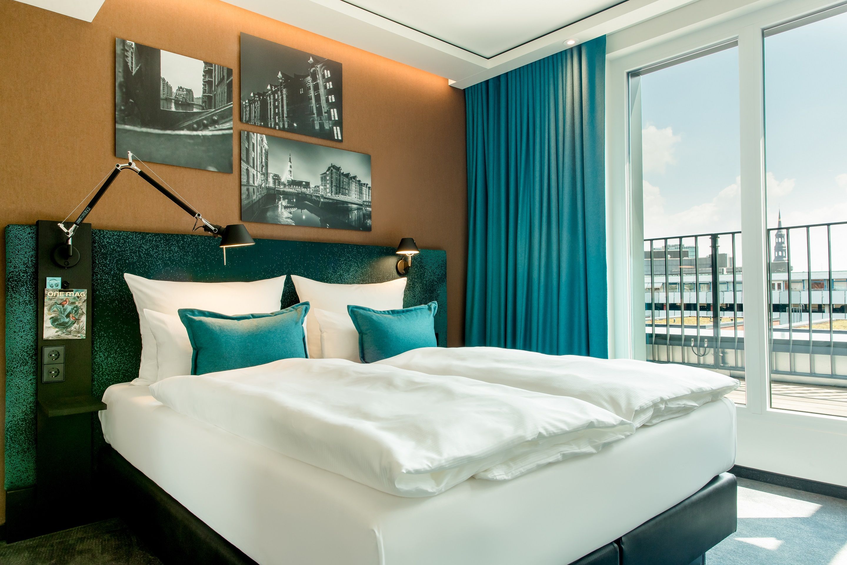 Hotel Hamburg Fleetinsel Motel One Zimmer mit Doppelbett und Balkonzugang