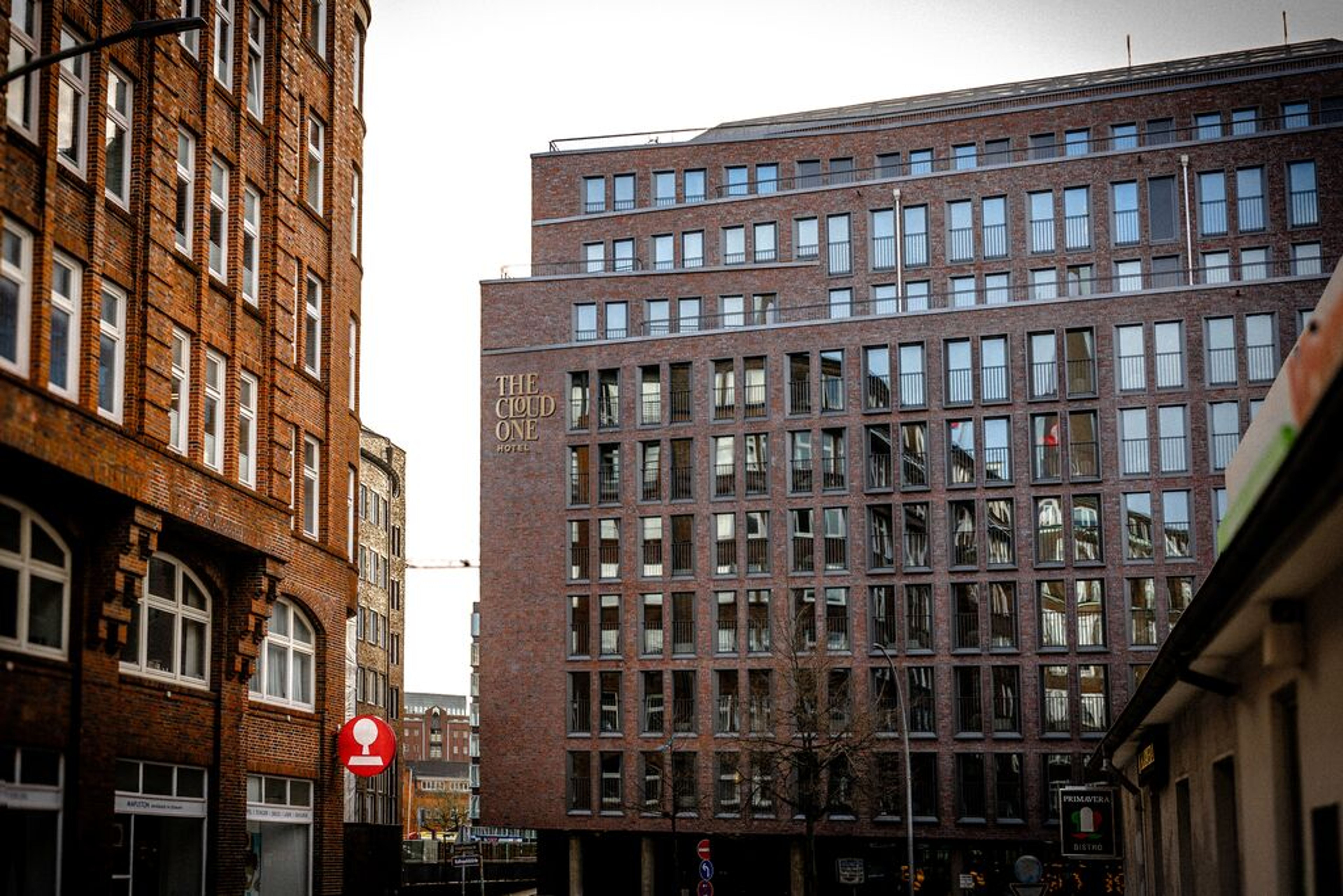 hotel Hamburg Kontorhaus The Cloud One facade with logo