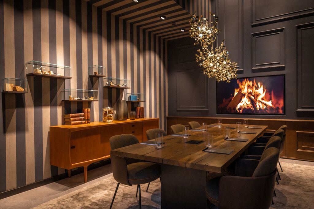 Designhotel Hamburg Kontorhaus The Cloud One Meetingraum mit großem Tisch und Fernseher Designhotel Hamburg Kontorhaus The Cloud One Meetingraum mit großem Tisch und Fernseher