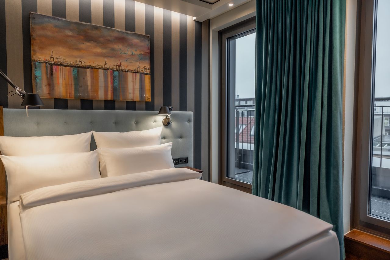 hotel Hamburg Kontorhaus The Cloud One room with large double bed, painting above the bed and balcony access