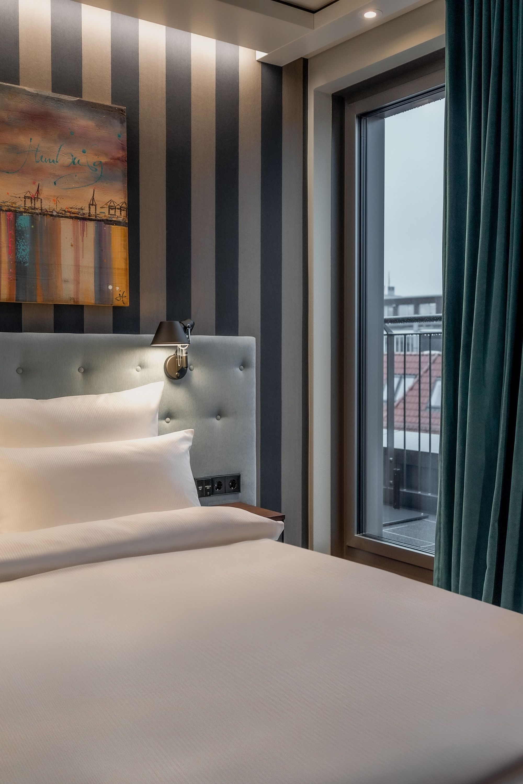 hotel Hamburg Kontorhaus The Cloud One room with large double bed, painting above the bed and balcony access