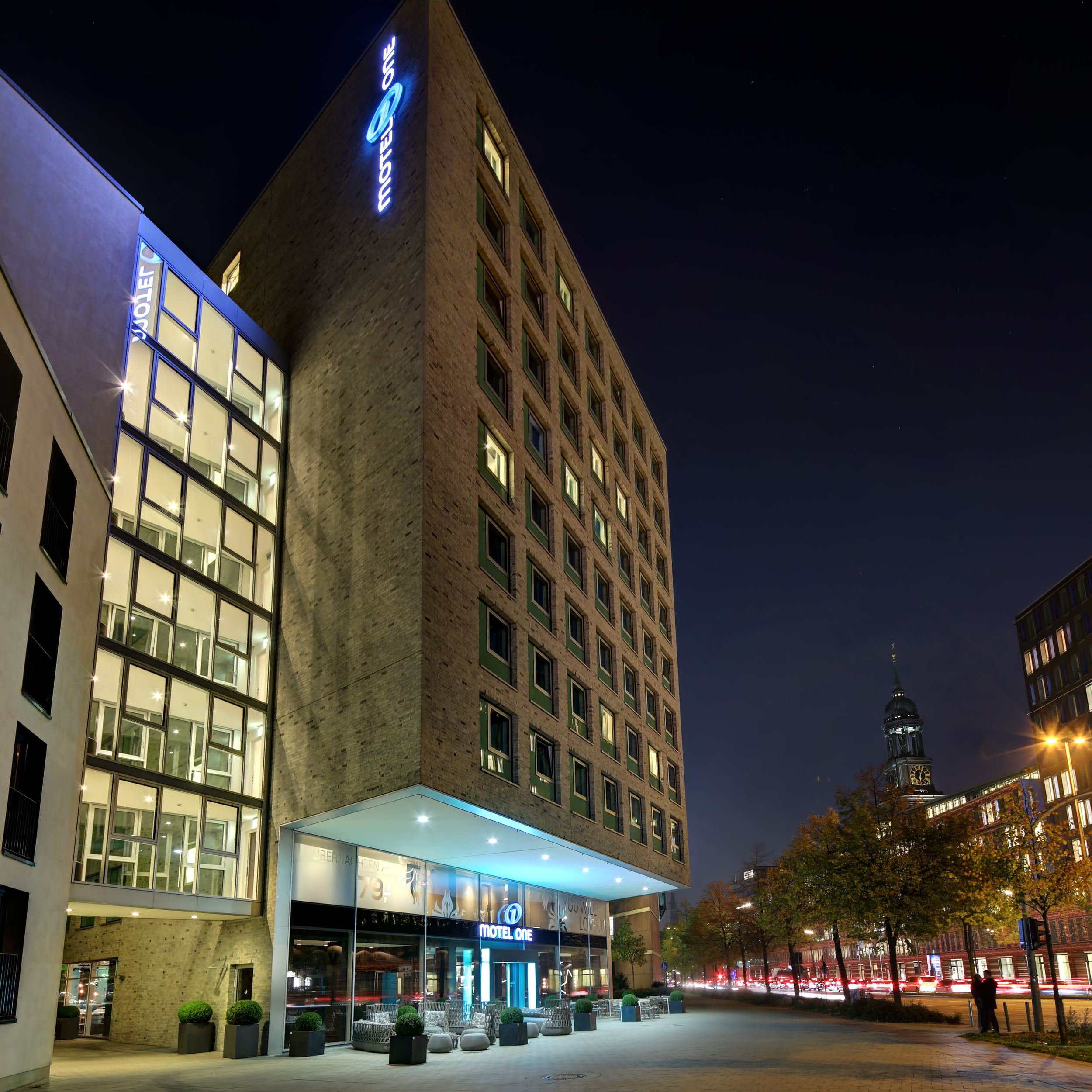 Hotel Hamburg am Michel Motel One Gebäude von außen bei Abend