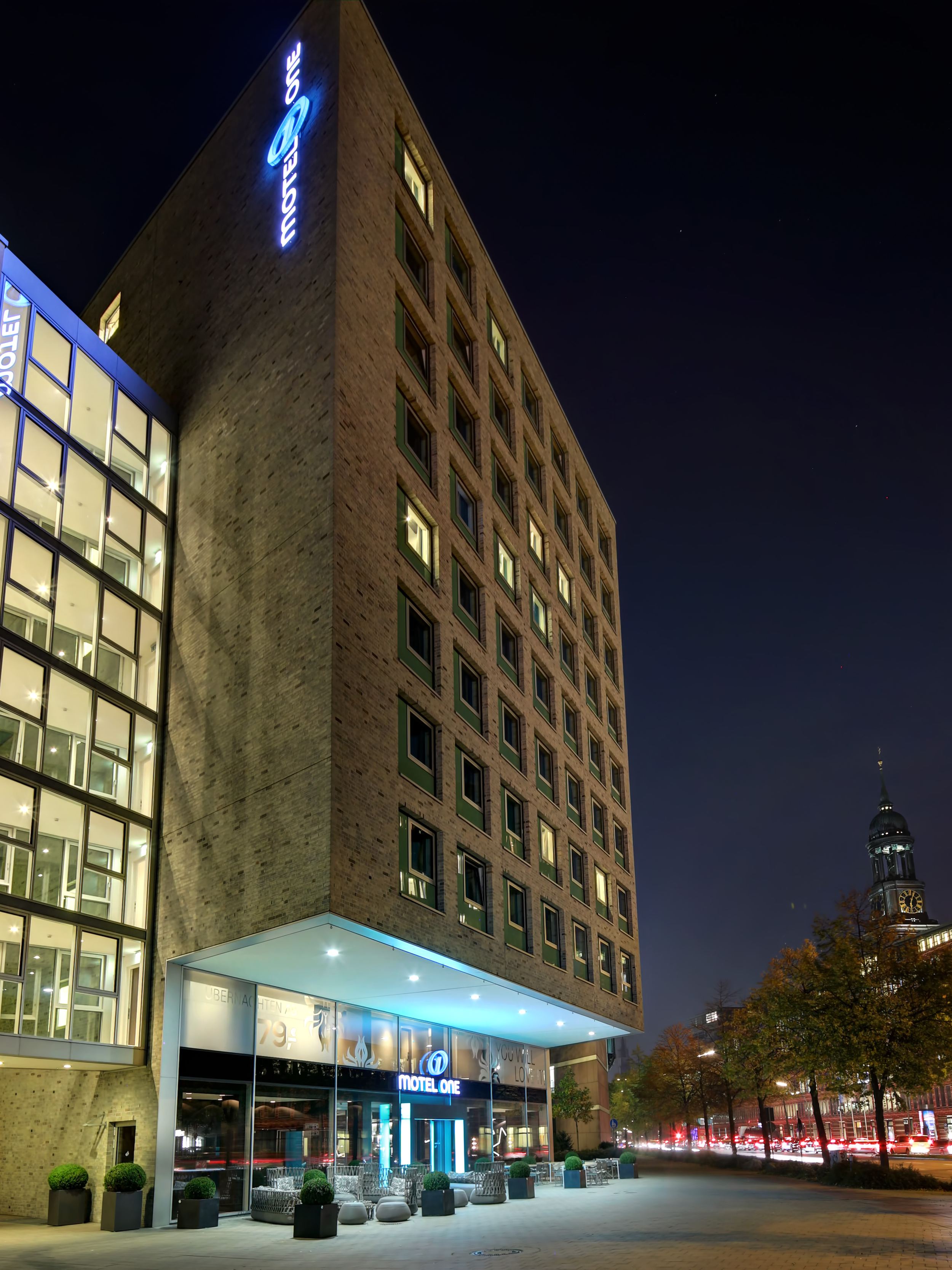 Hotel Hamburg am Michel Motel One Gebäude von außen bei Abend