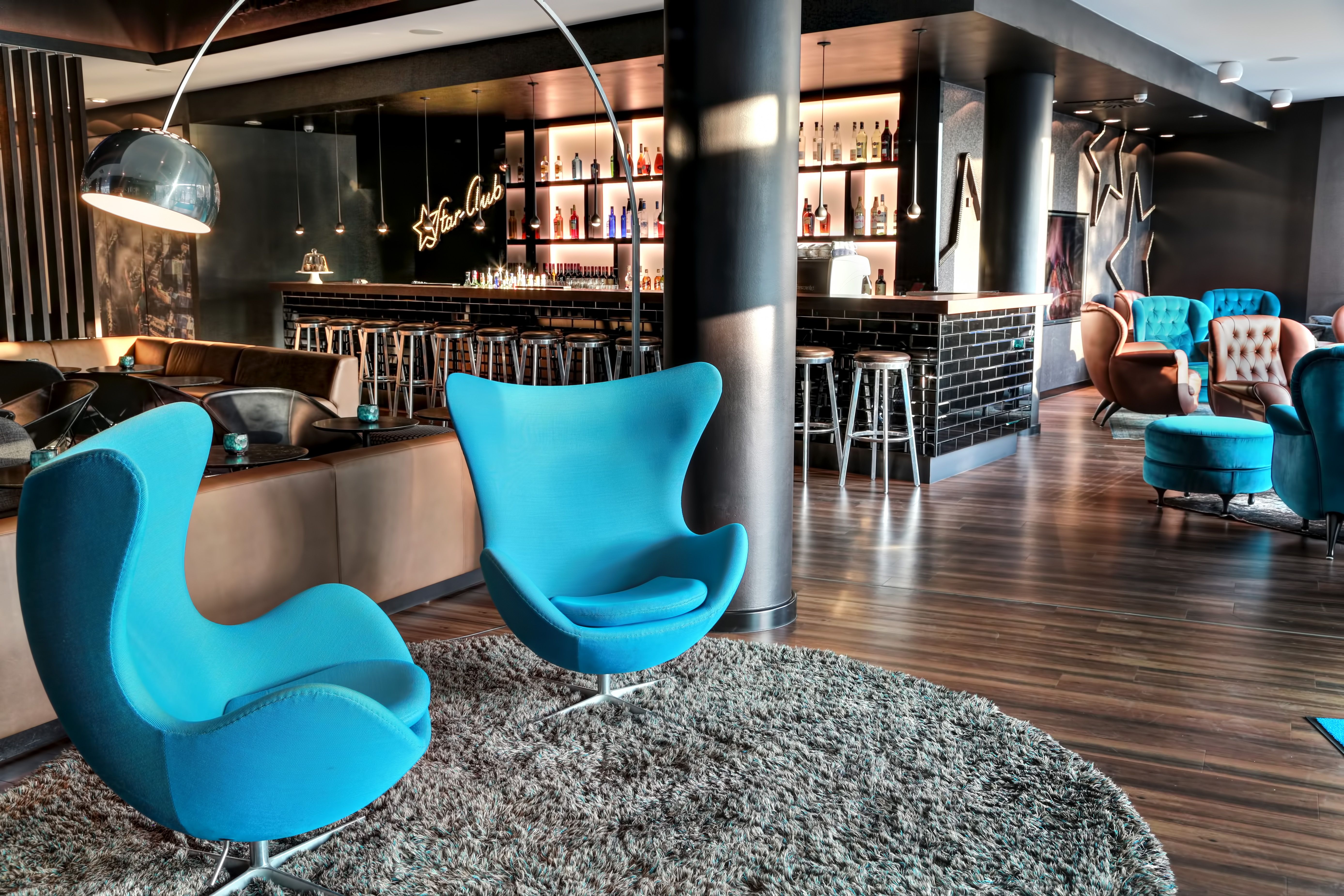 hotel Hamburg am Michel Motel One lounge and bar as well as two egg chairs in the foreground