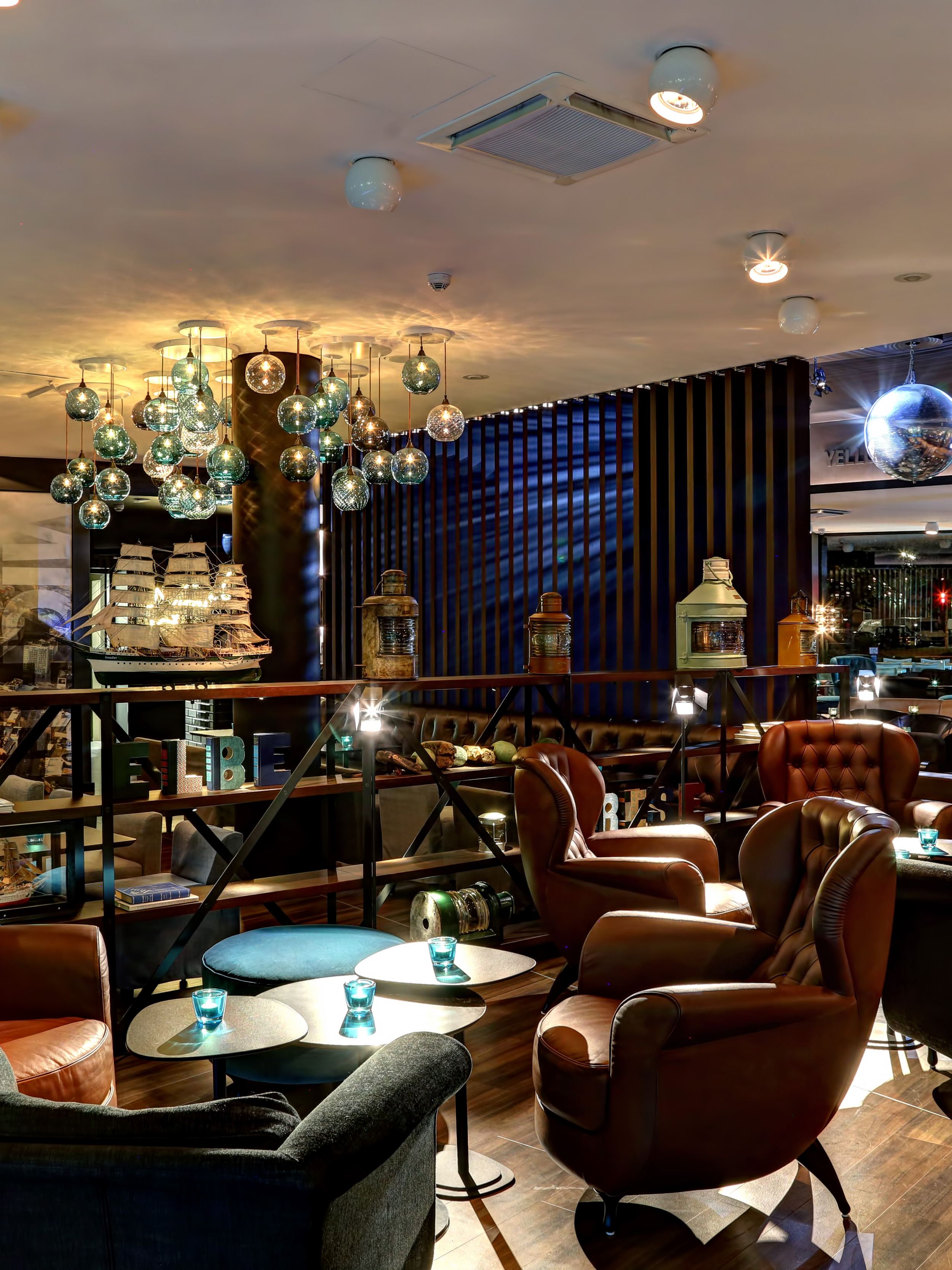 Hotel Hamburg am Michel Motel One große Lounge mit mehreren Sitzgelegenheiten