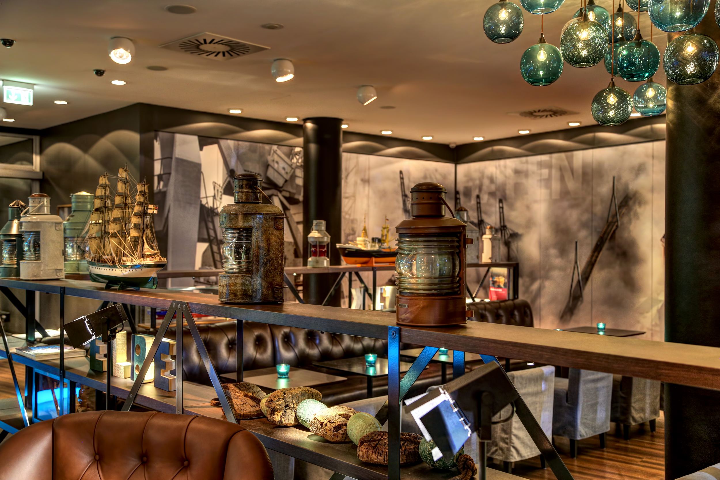 Hotel Hamburg am Michel Motel One Lounge mit offenem Regal und Dekoration