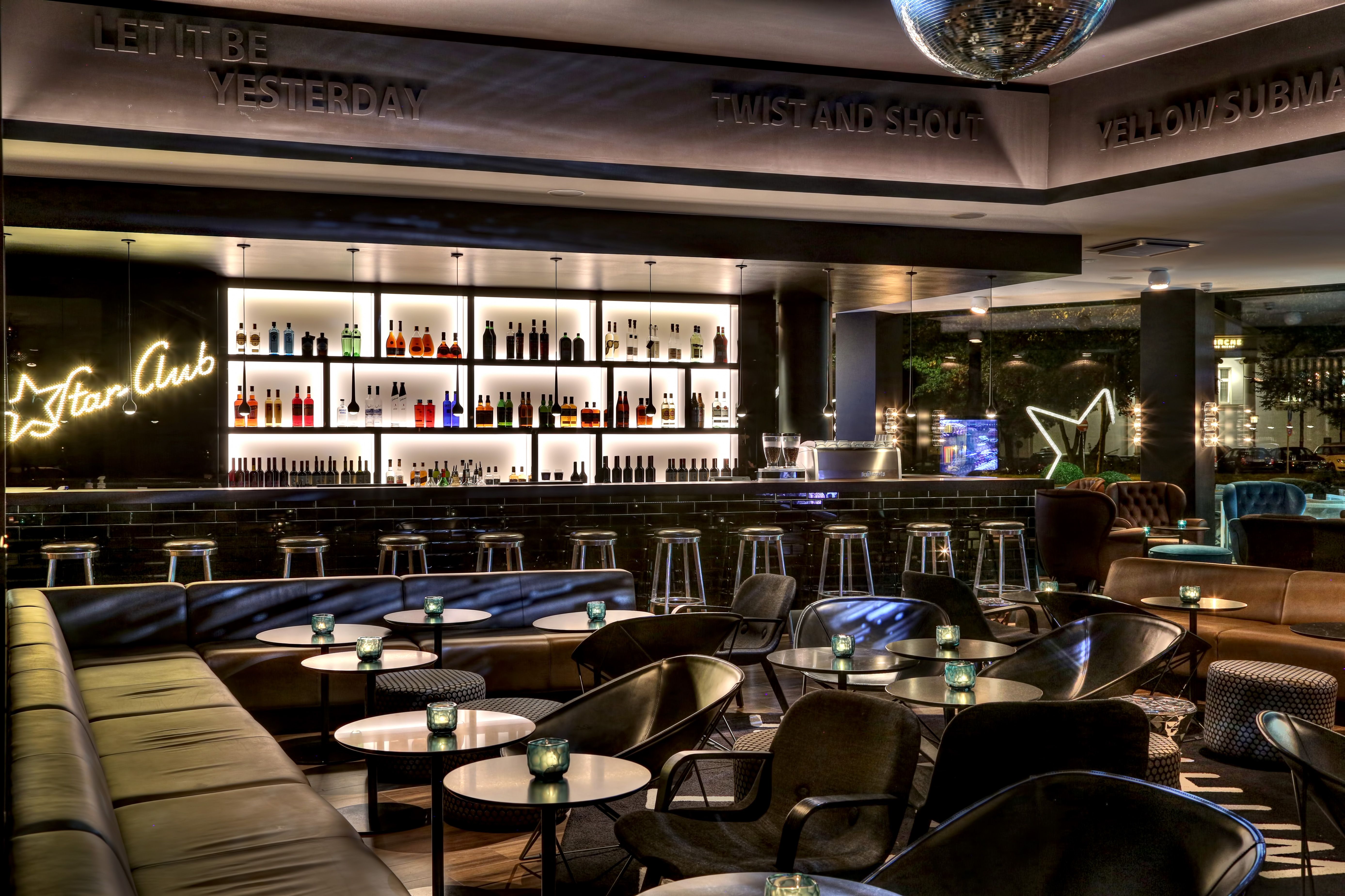 hotel Hamburg am Michel Motel One bar and lounge with plenty of seating