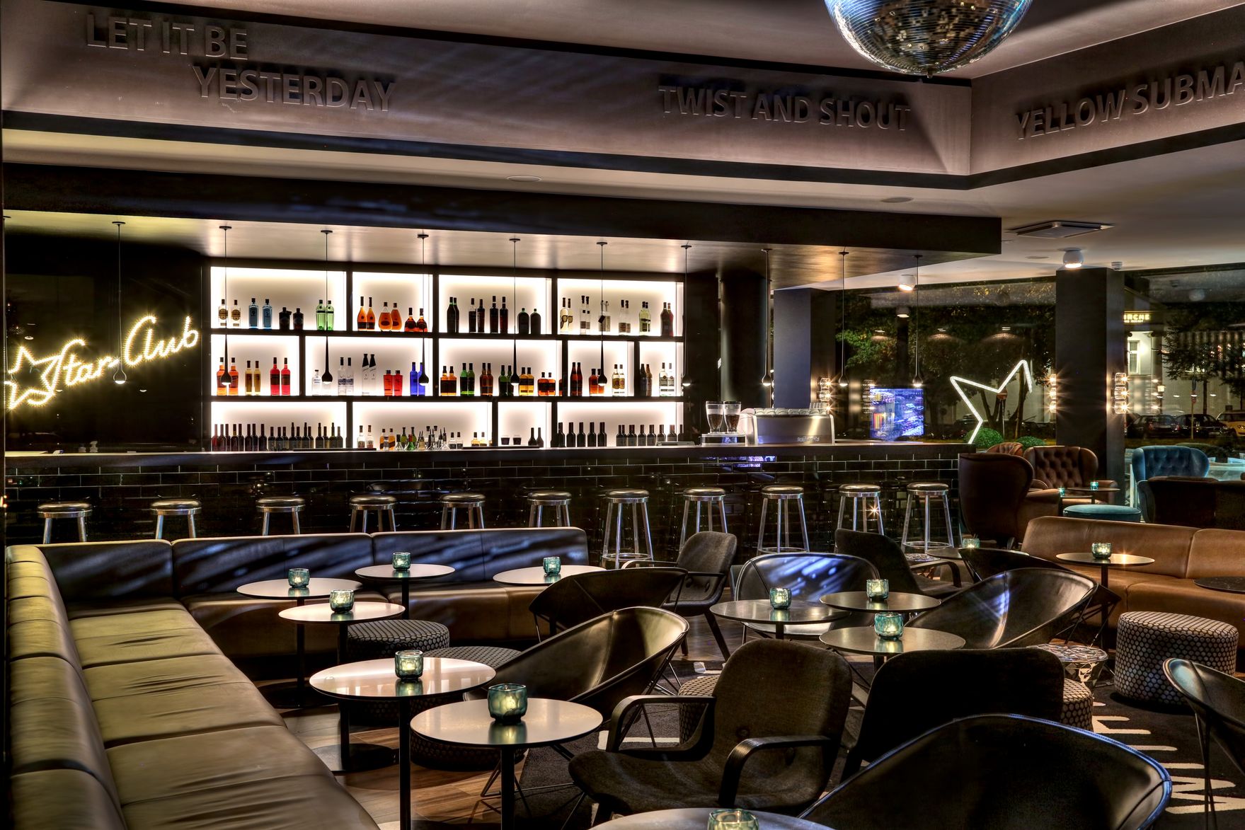 hotel Hamburg am Michel Motel One bar and lounge with plenty of seating