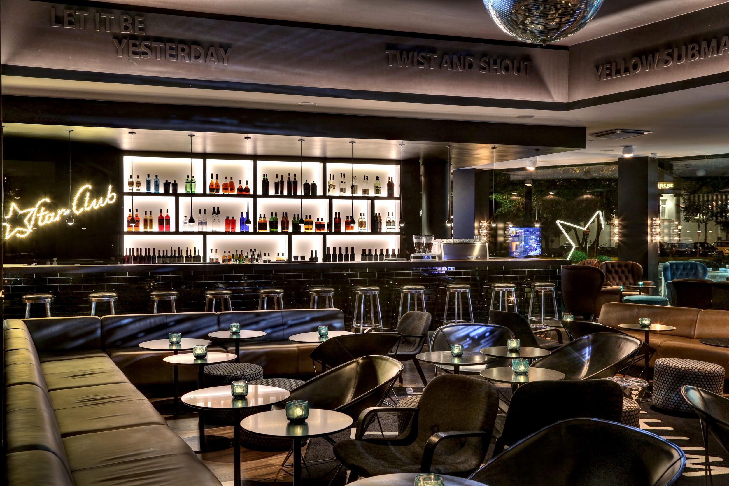 hotel Hamburg am Michel Motel One bar and lounge with plenty of seating
