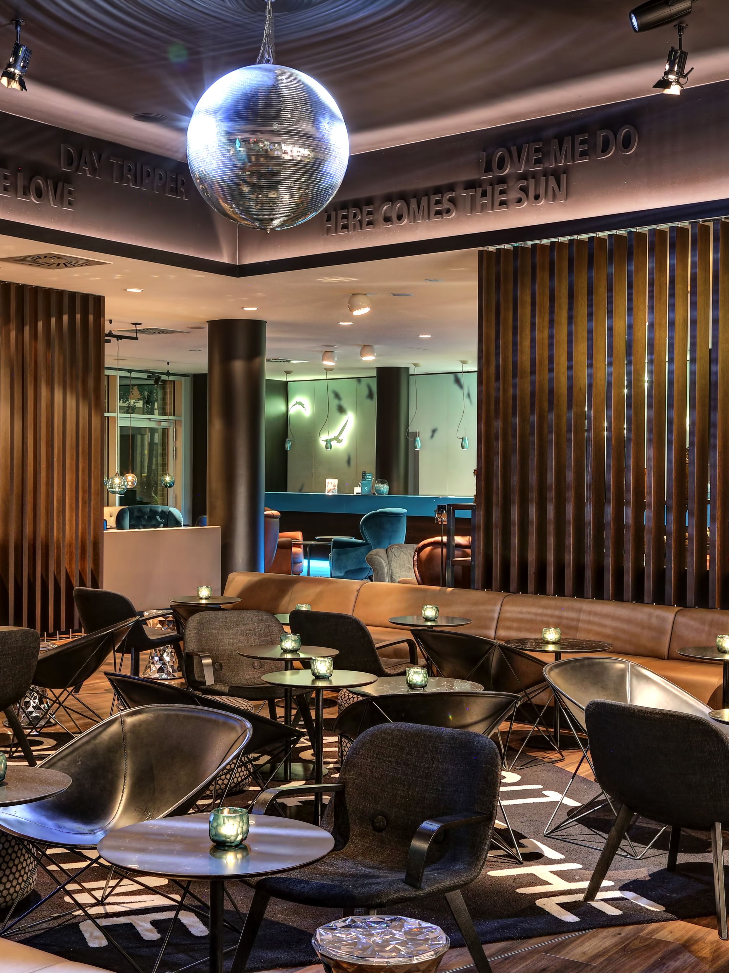 Hotel Hamburg am Michel Motel One große Lounge mit Rezeption im Hintergrund