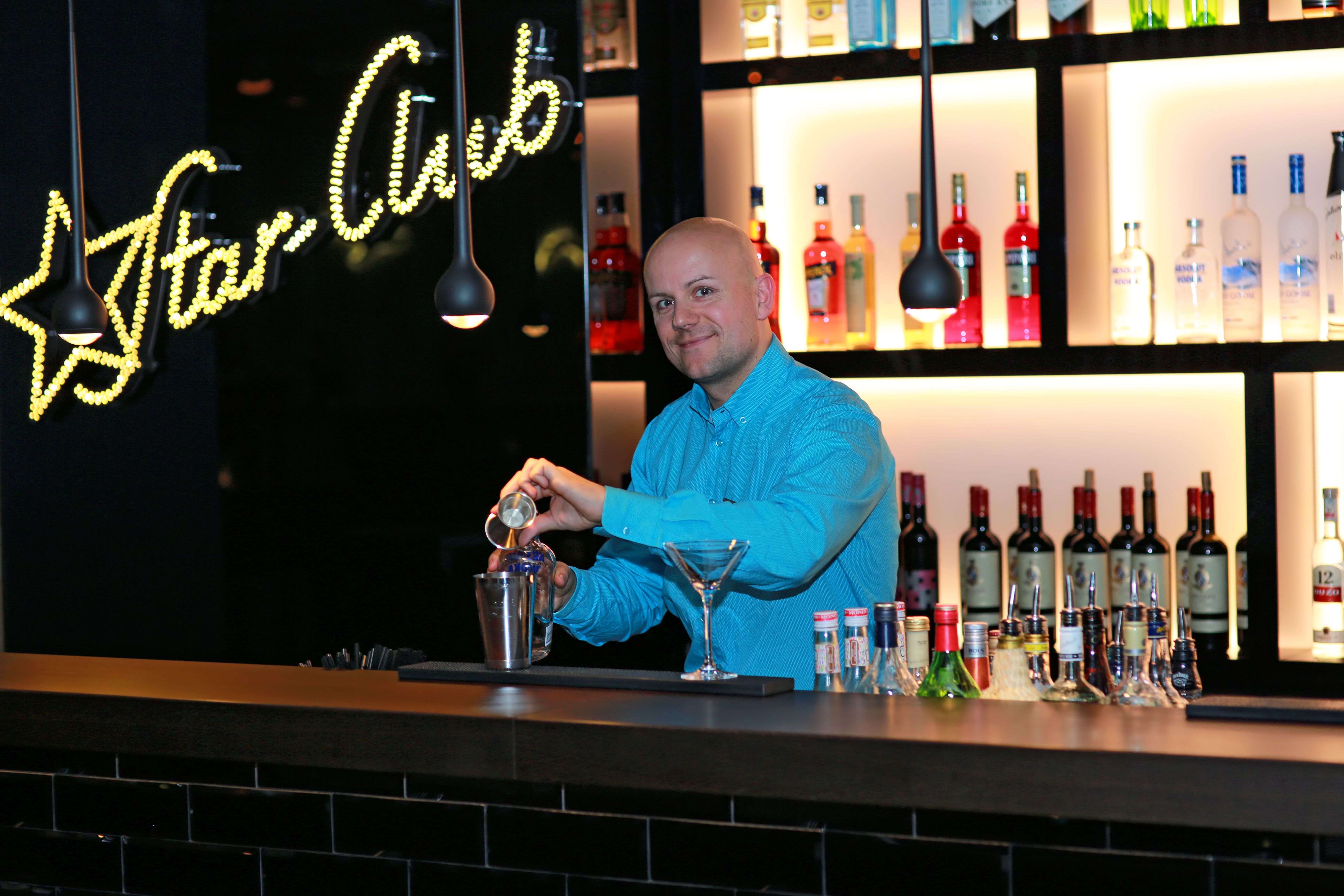 hotel Hamburg am Michel Motel One bartender behind the bar preparing a drink
