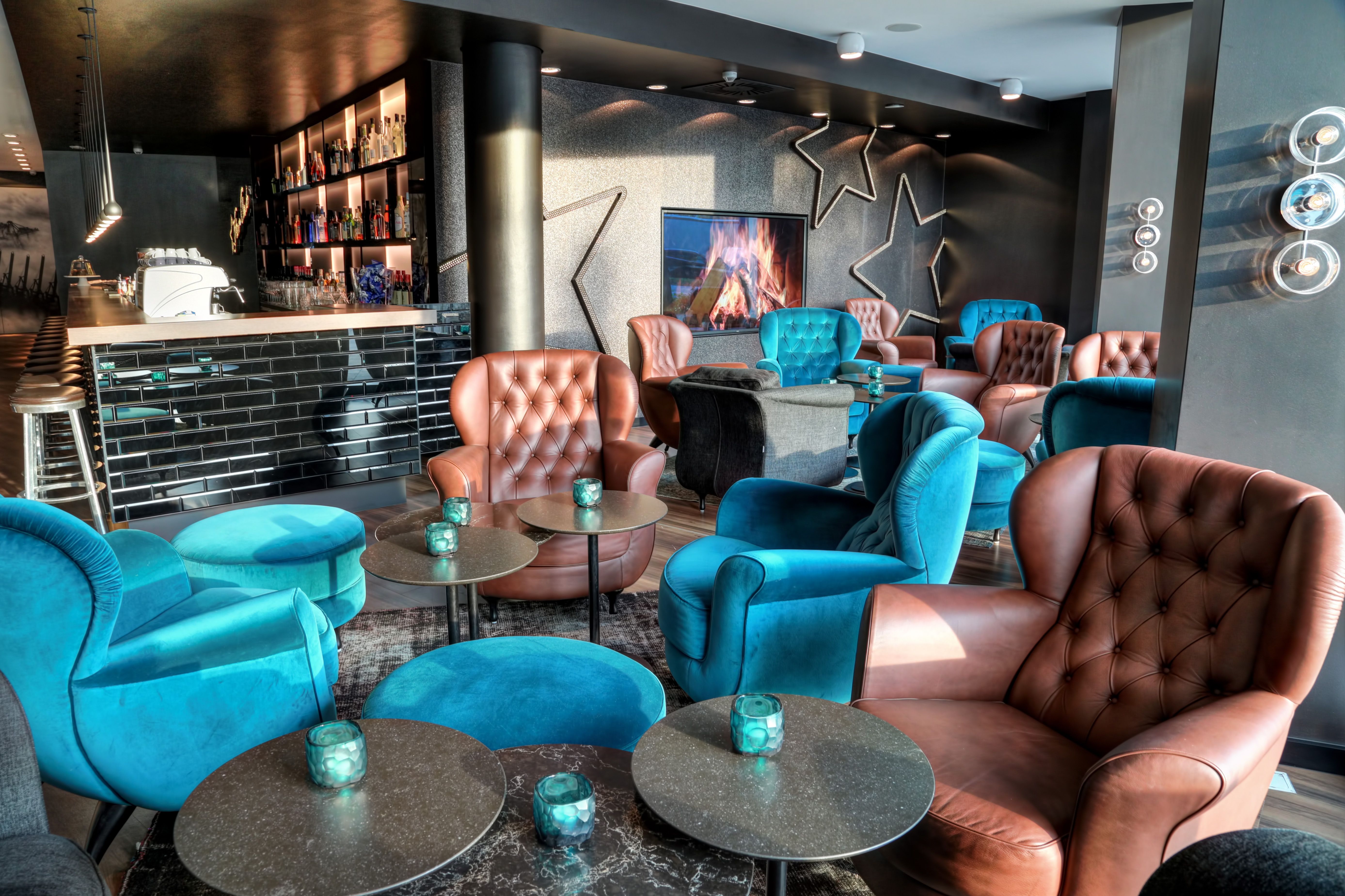 hotel Hamburg am Michel Motel One side view over armchairs to the large bar