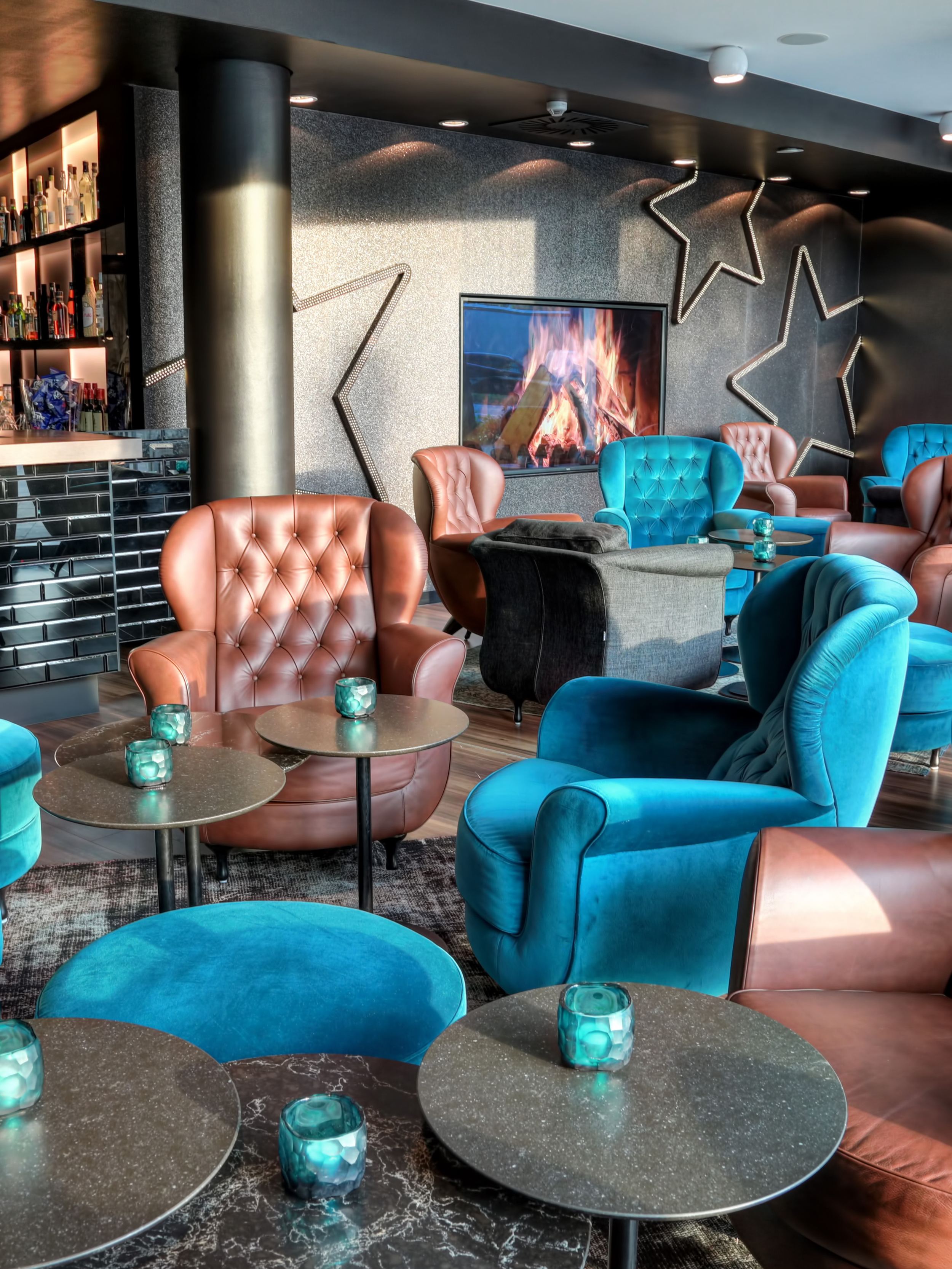 Hotel Hamburg am Michel Motel One seitlicher Blick über Sessel hin zur großen Bar