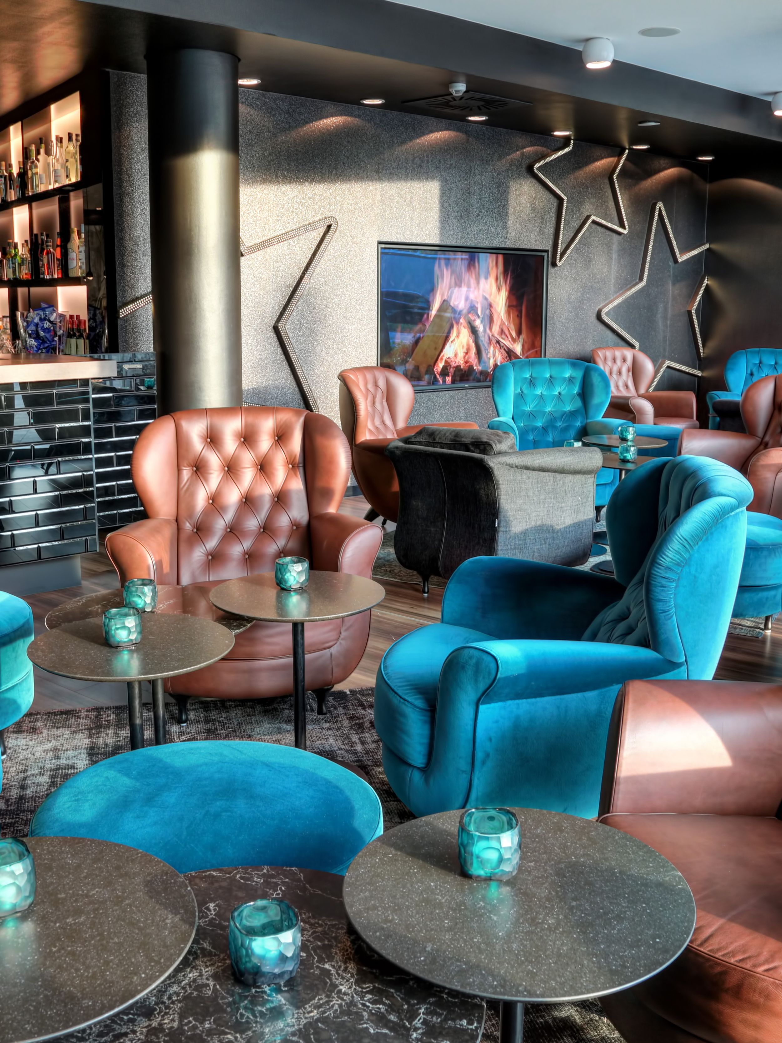 hotel Hamburg am Michel Motel One side view over armchairs to the large bar