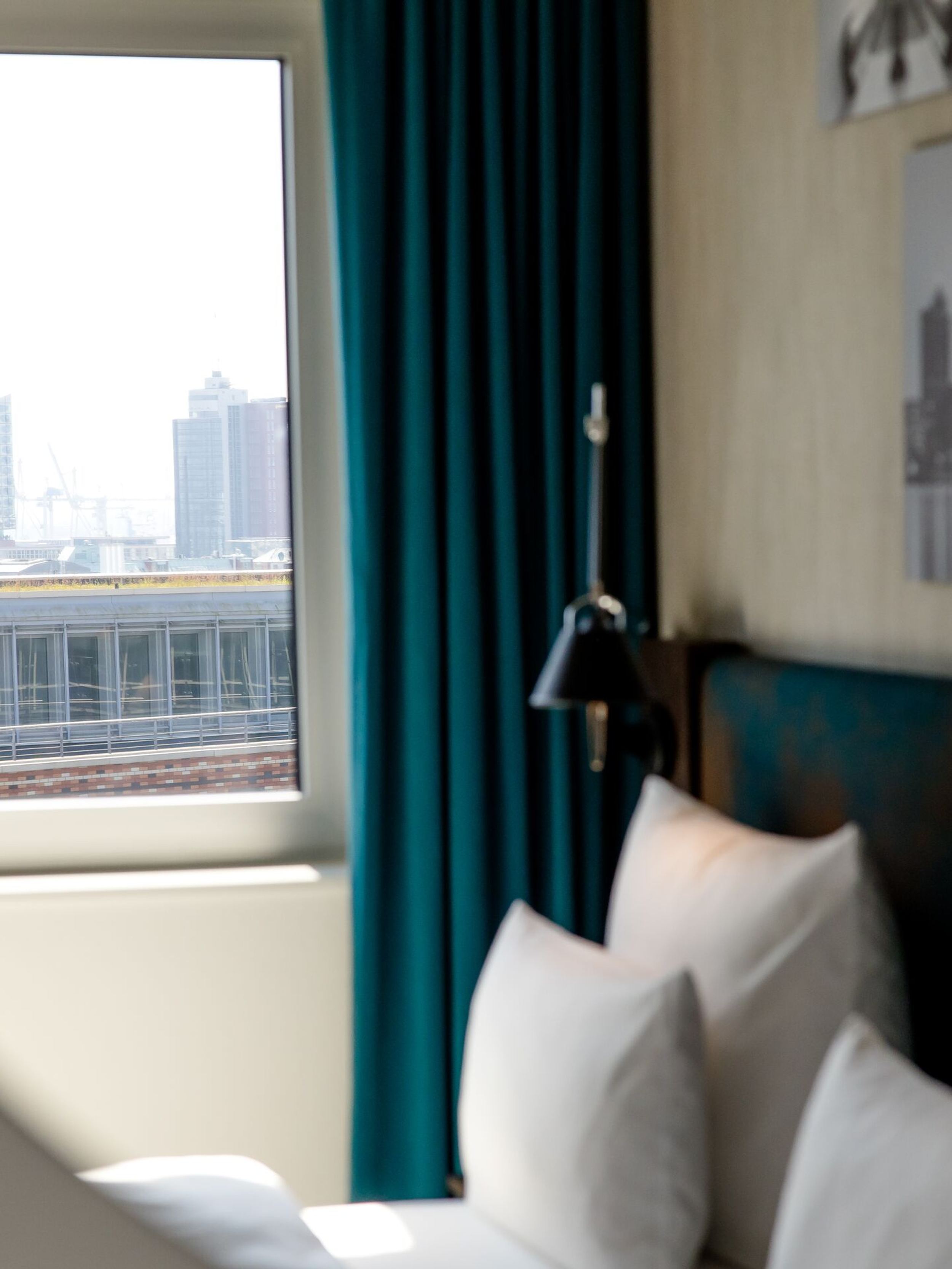 Hotel Hamburg am Michel Motel One Zimmer mit Blick auf ein Doppelbett sowie ein großes Fenster mit Aussicht auf die Stadt
