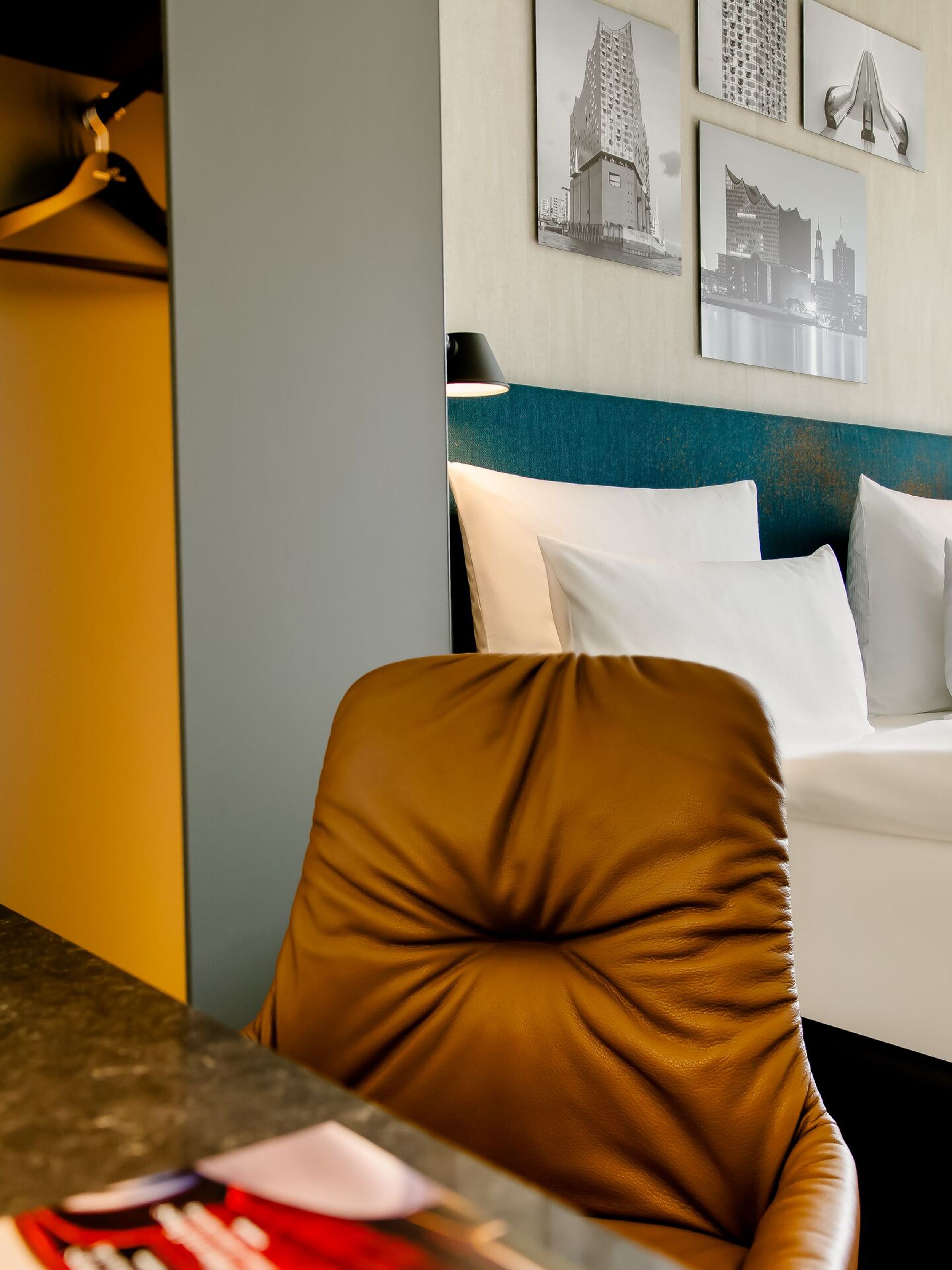 Hotel Hamburg am Michel Motel One Zimmer mit Doppelbett sowie Schreibtisch und Sessel